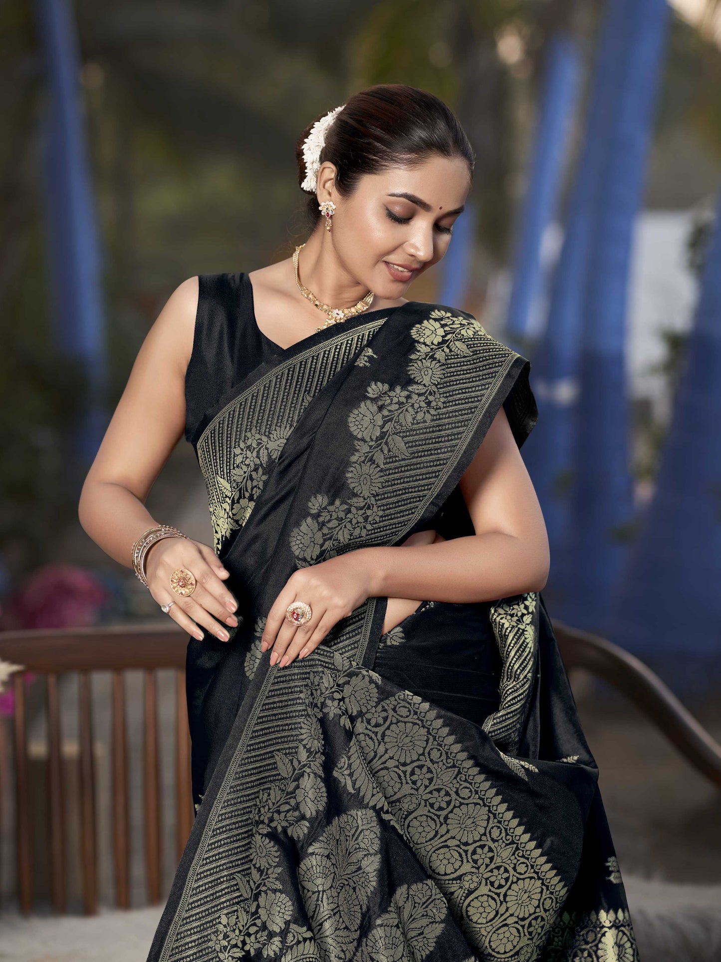 MANOHARI Banarasi Silk Blend Jacquard Work Saree - Black
