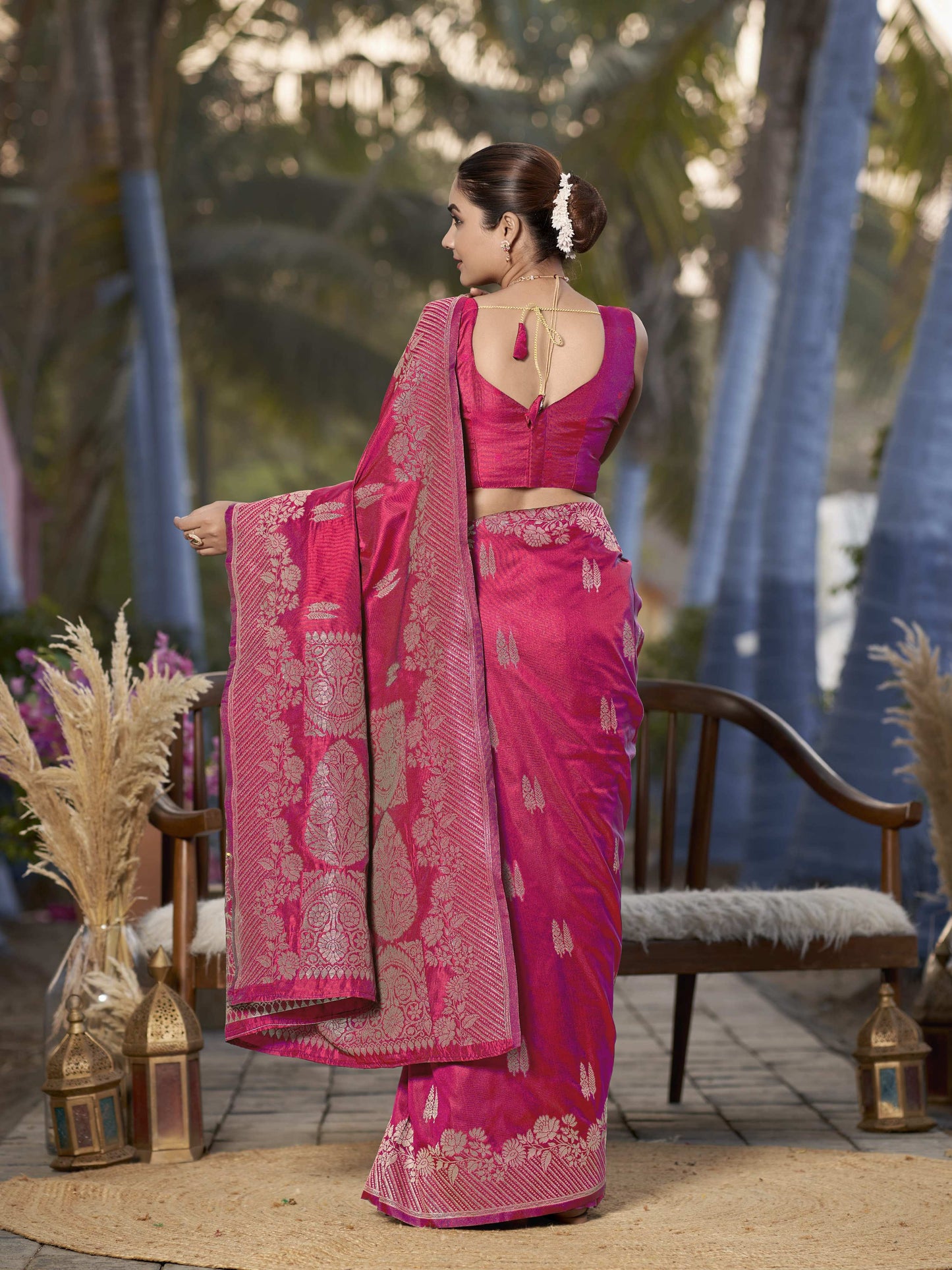 MANOHARI Banarasi Silk Blend Jacquard Work Saree - Pink