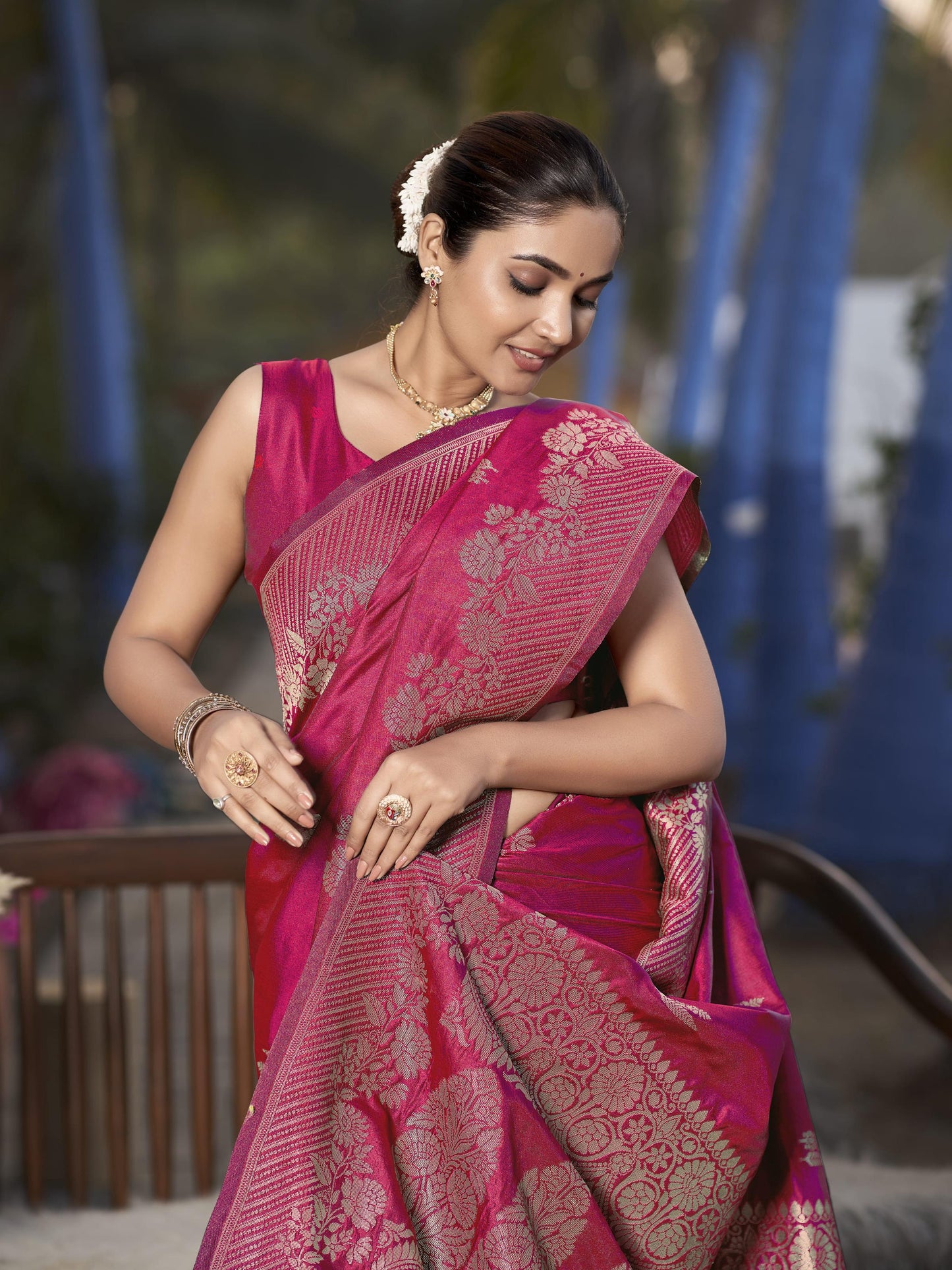 MANOHARI Banarasi Silk Blend Jacquard Work Saree - Pink