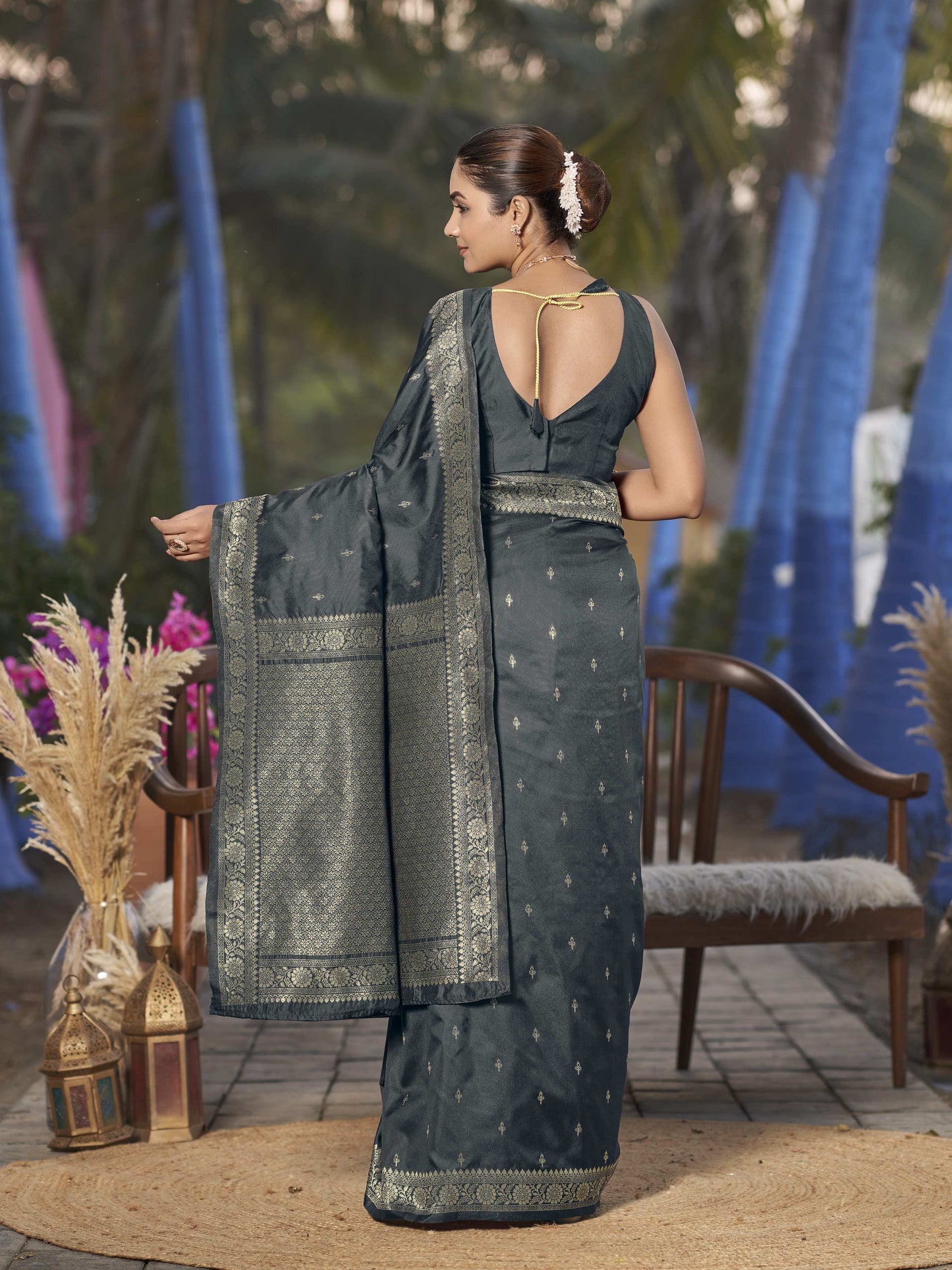 MANOHARI Banarasi Silk Blend Jacquard Work Saree - Grey