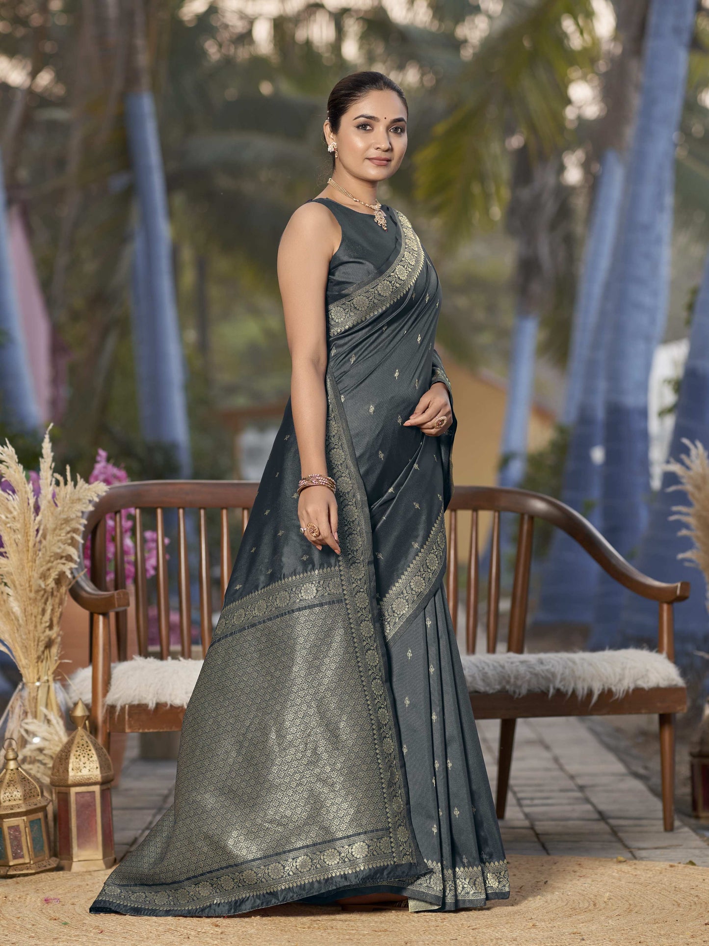 MANOHARI Banarasi Silk Blend Jacquard Work Saree - Grey