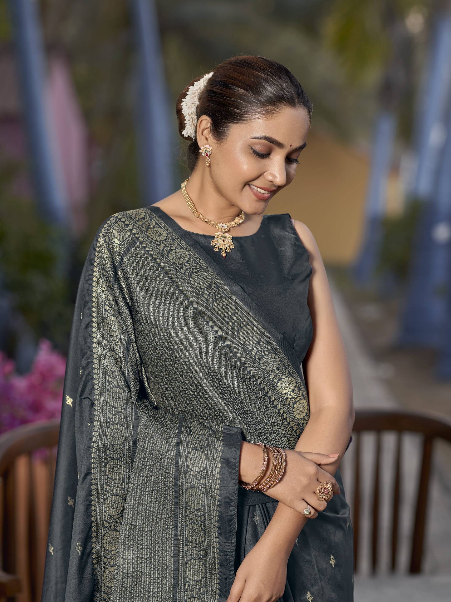 MANOHARI Banarasi Silk Blend Jacquard Work Saree - Grey