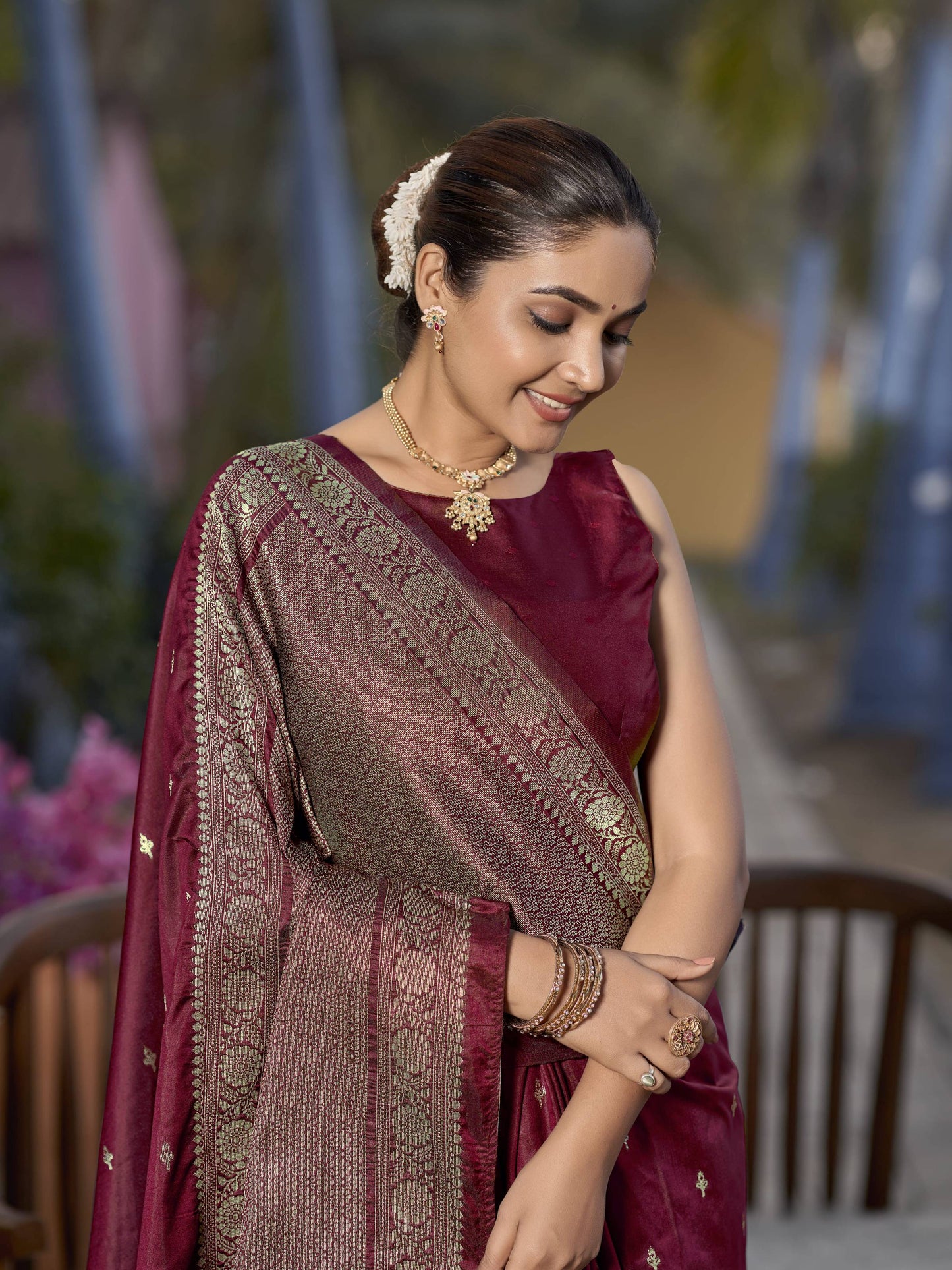 MANOHARI Banarasi Silk Blend Jacquard Work Saree - Red
