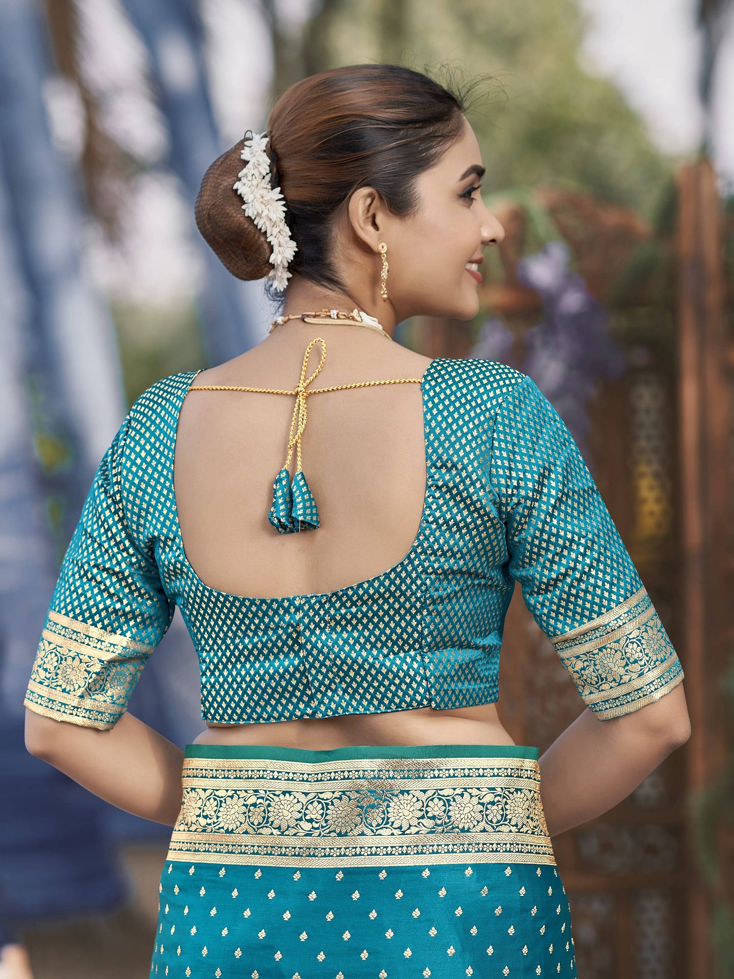 MANOHARI Banarasi Silk Blend Jacquard Work Saree - Turquoise
