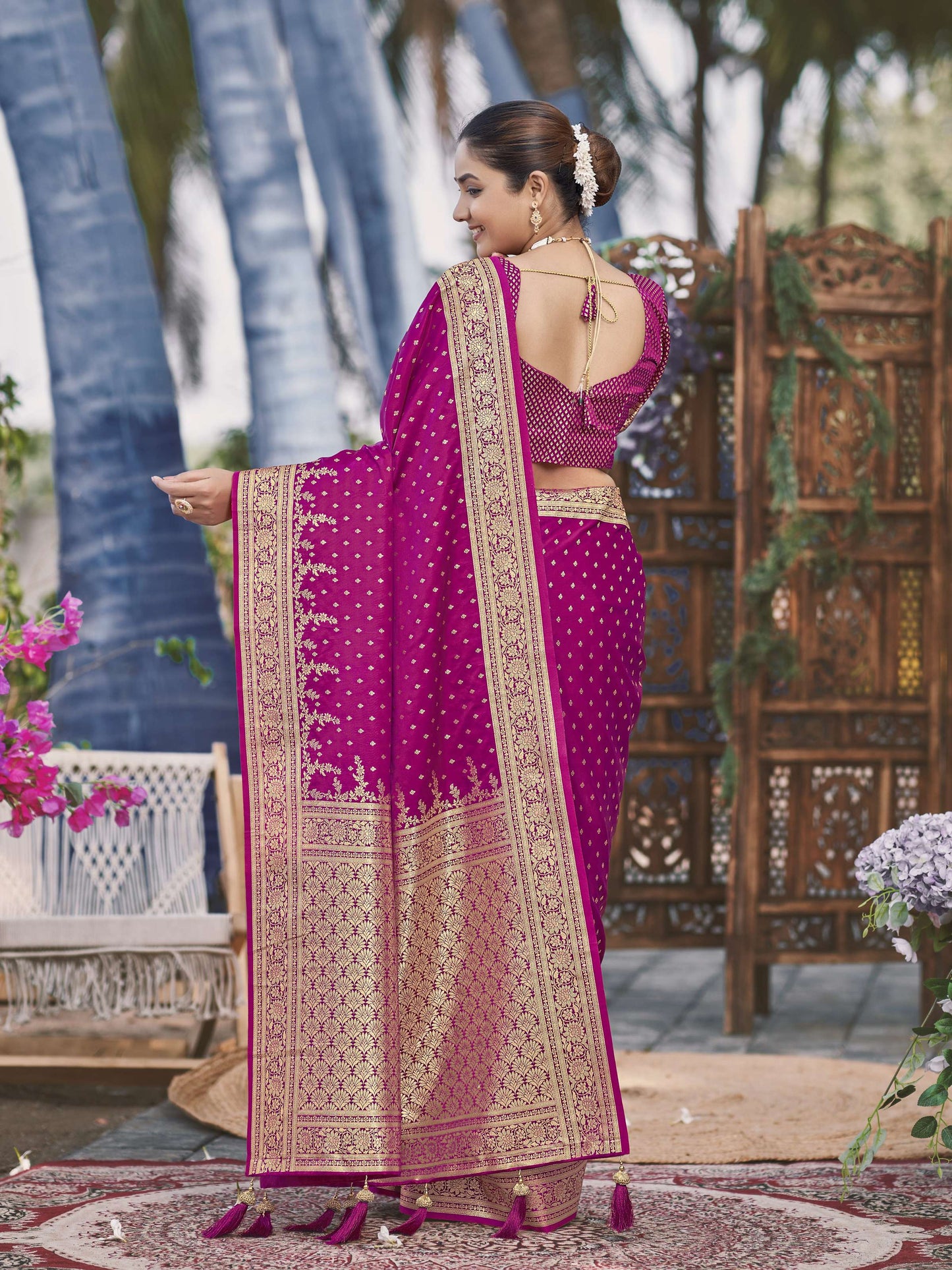 MANOHARI Banarasi Silk Blend Jacquard Work Saree - Pink
