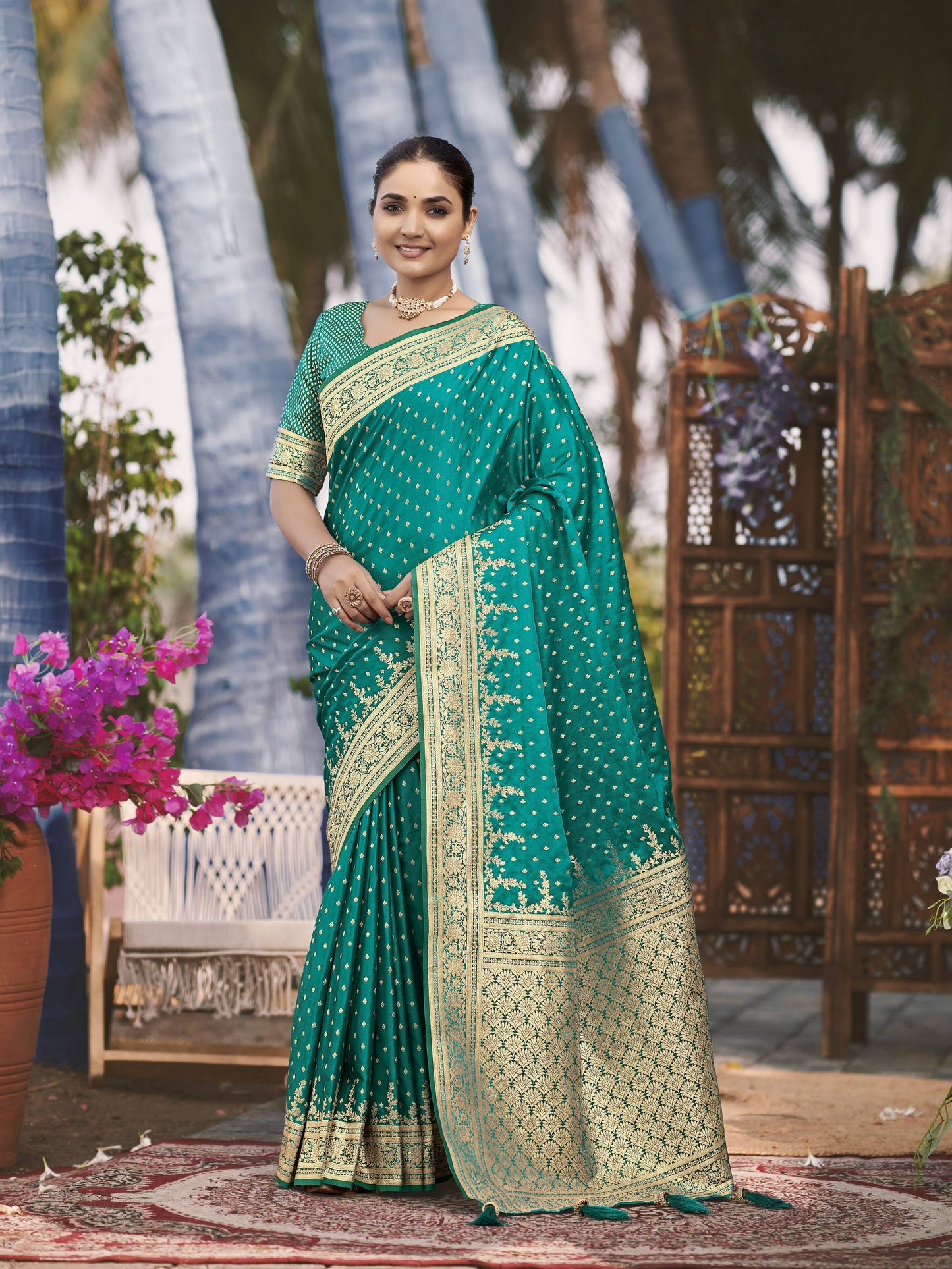 MANOHARI Banarasi Silk Blend Jacquard Work Saree - Green