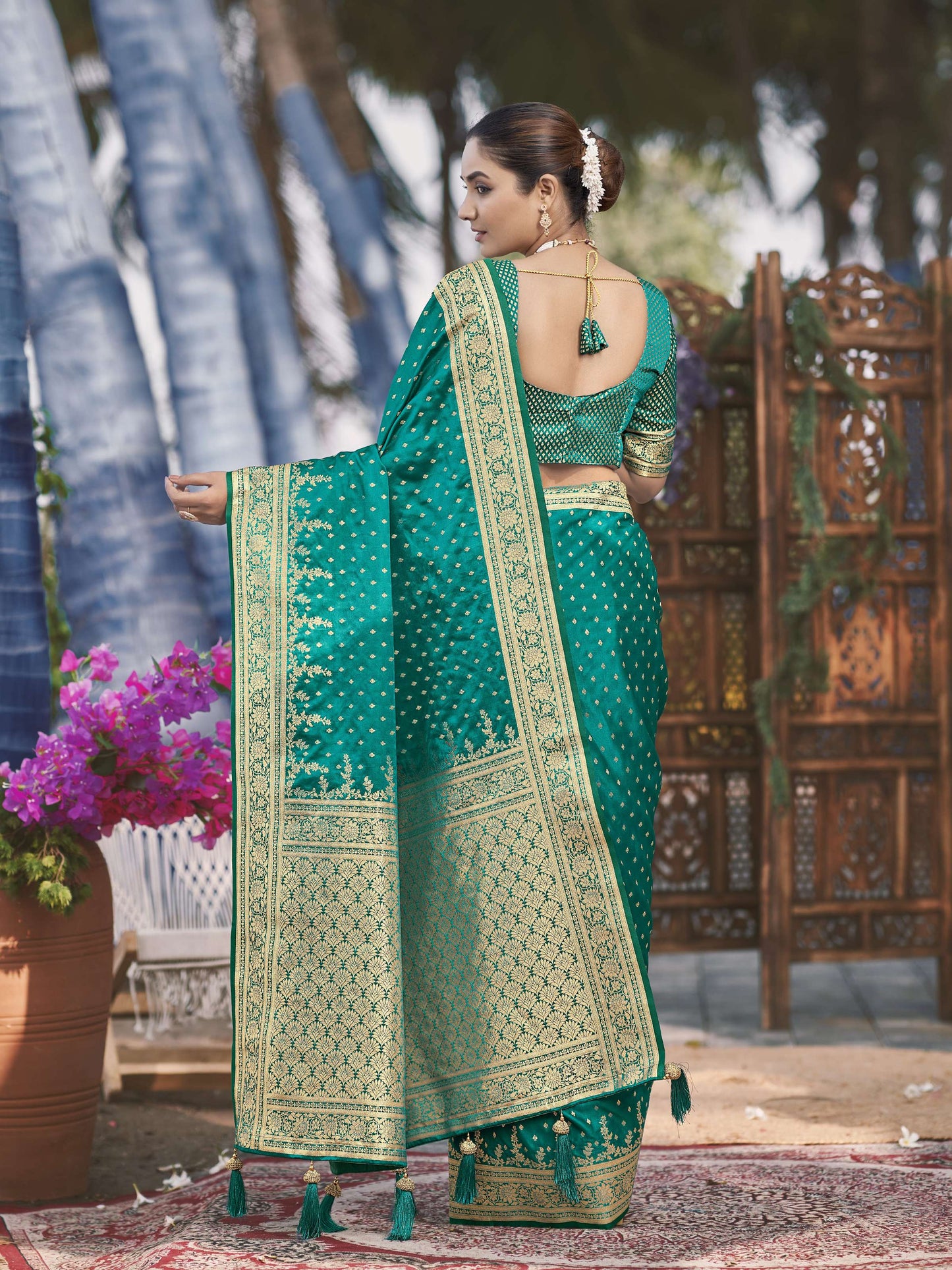 MANOHARI Banarasi Silk Blend Jacquard Work Saree - Green