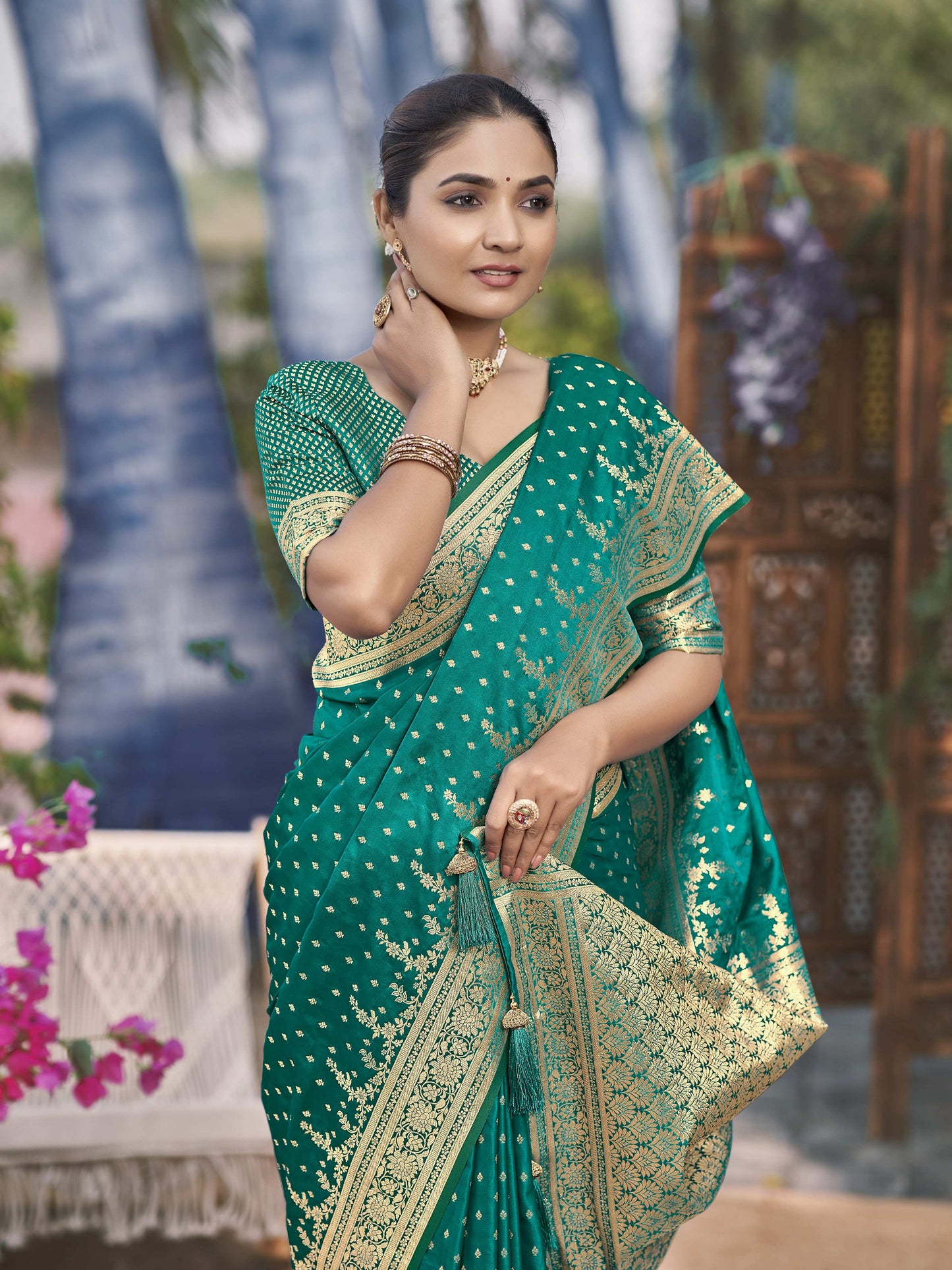 MANOHARI Banarasi Silk Blend Jacquard Work Saree - Green