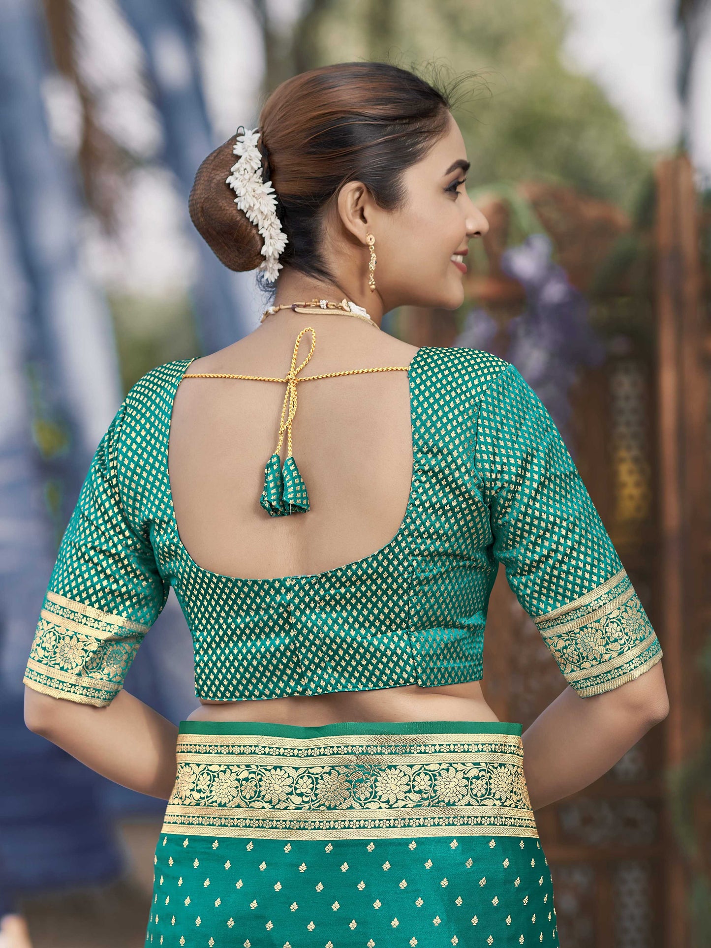 MANOHARI Banarasi Silk Blend Jacquard Work Saree - Green