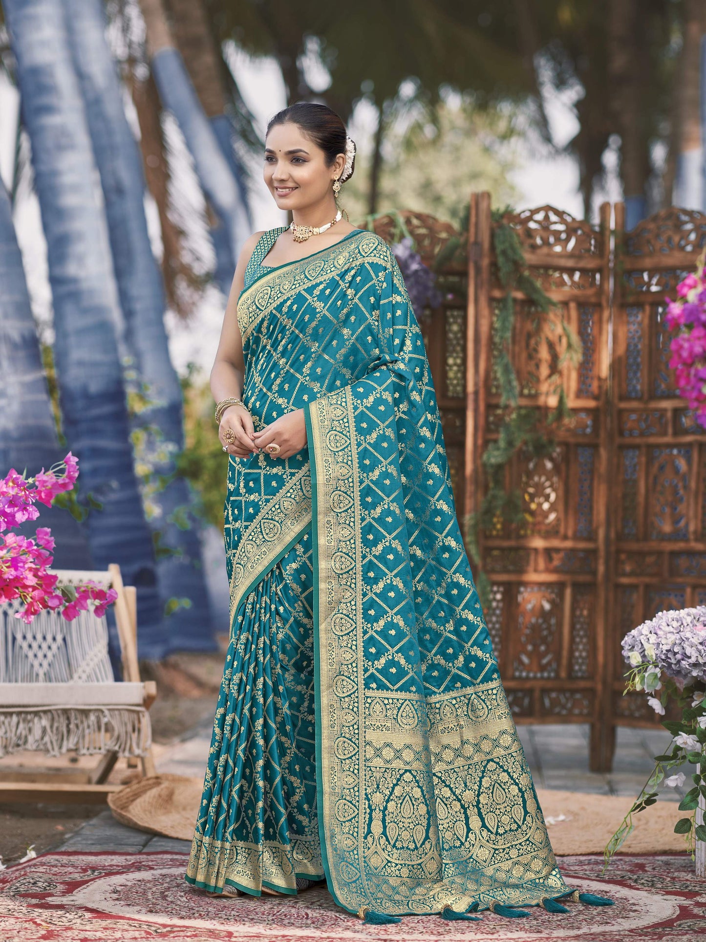 MANOHARI Banarasi Silk Blend Jacquard Work Saree - Turquoise