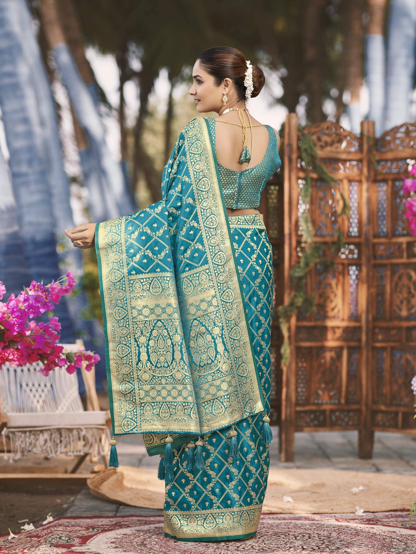 MANOHARI Banarasi Silk Blend Jacquard Work Saree - Turquoise