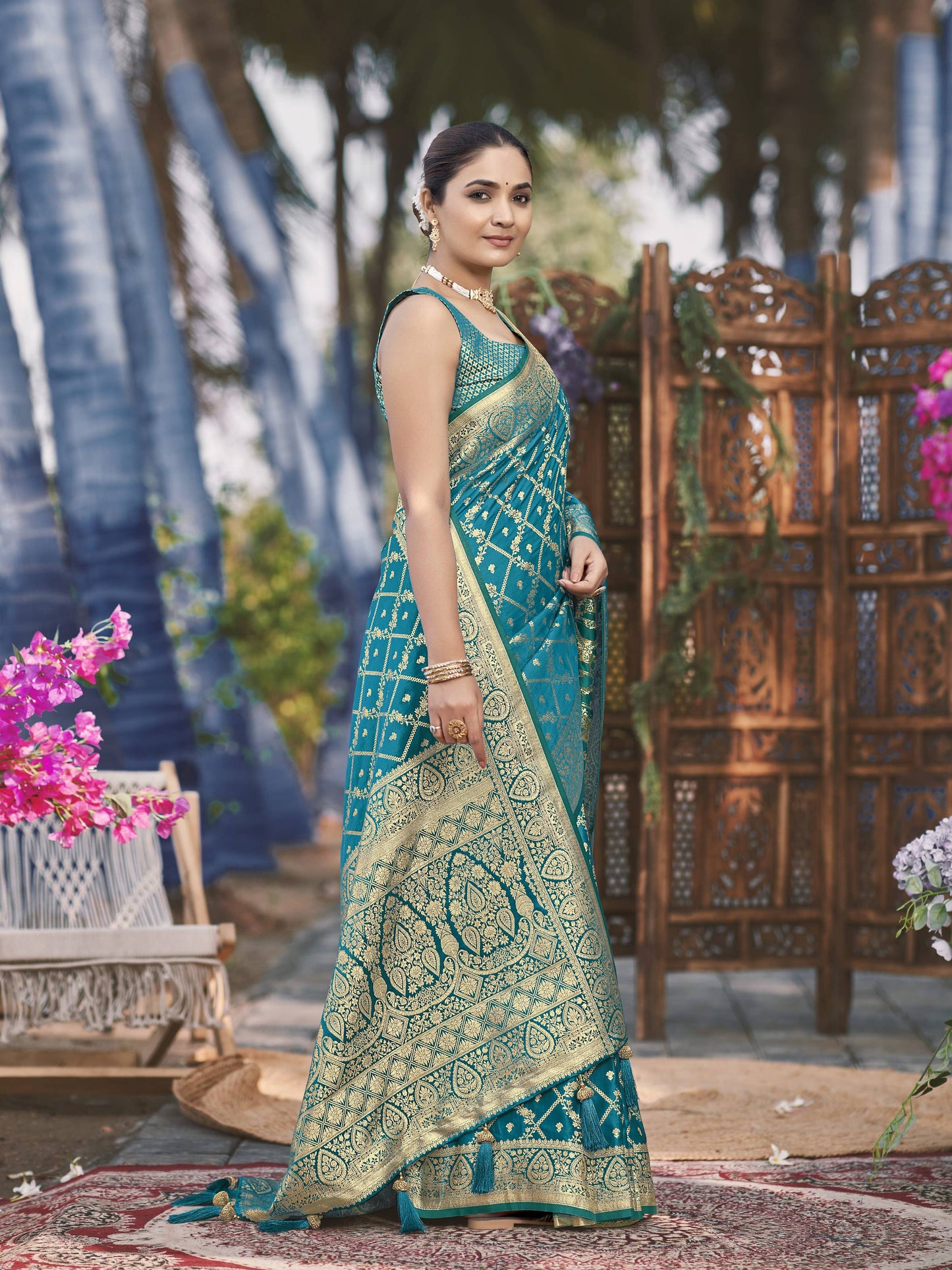 MANOHARI Banarasi Silk Blend Jacquard Work Saree - Turquoise