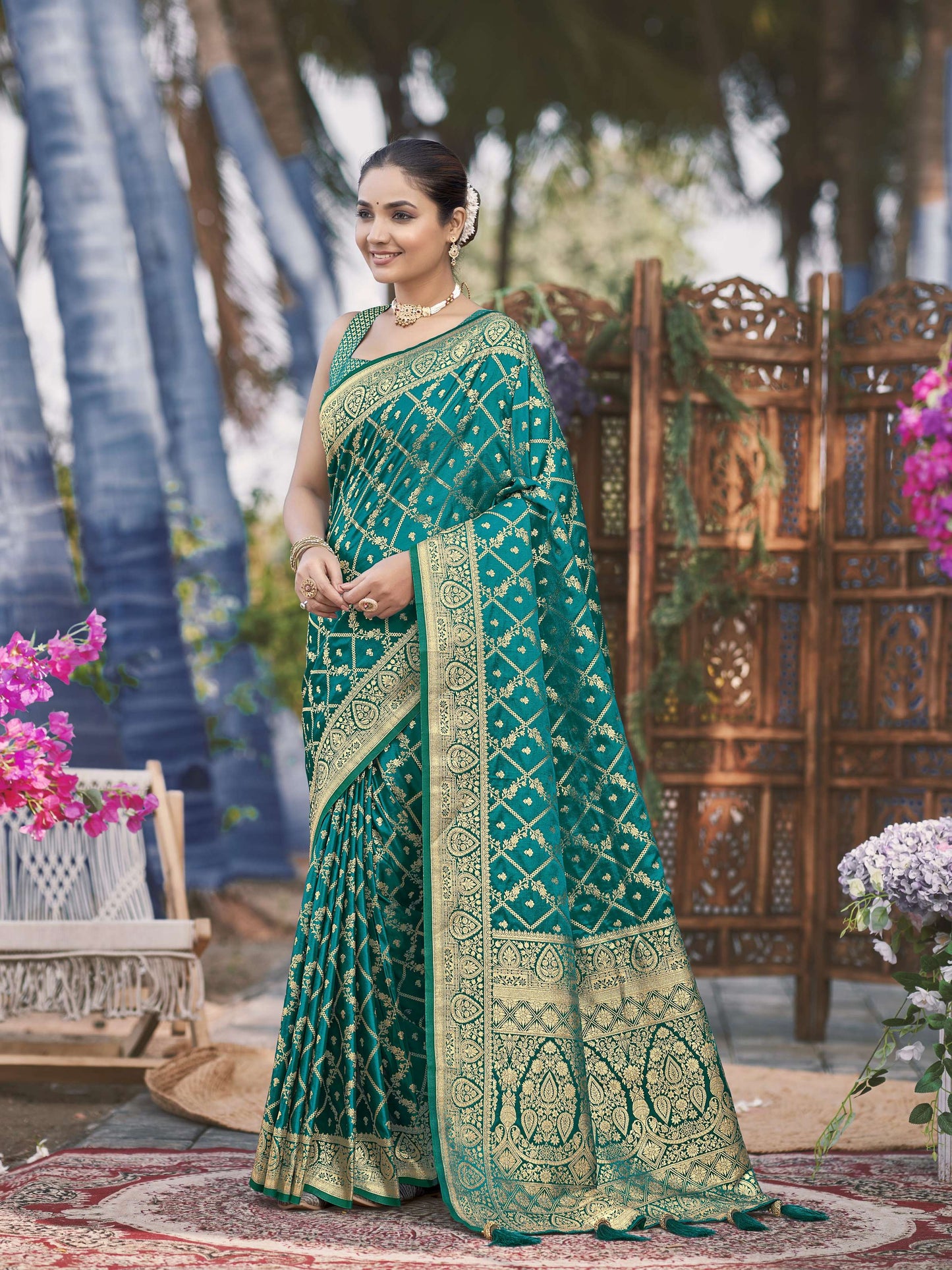 MANOHARI Banarasi Silk Blend Jacquard Work Saree - Green