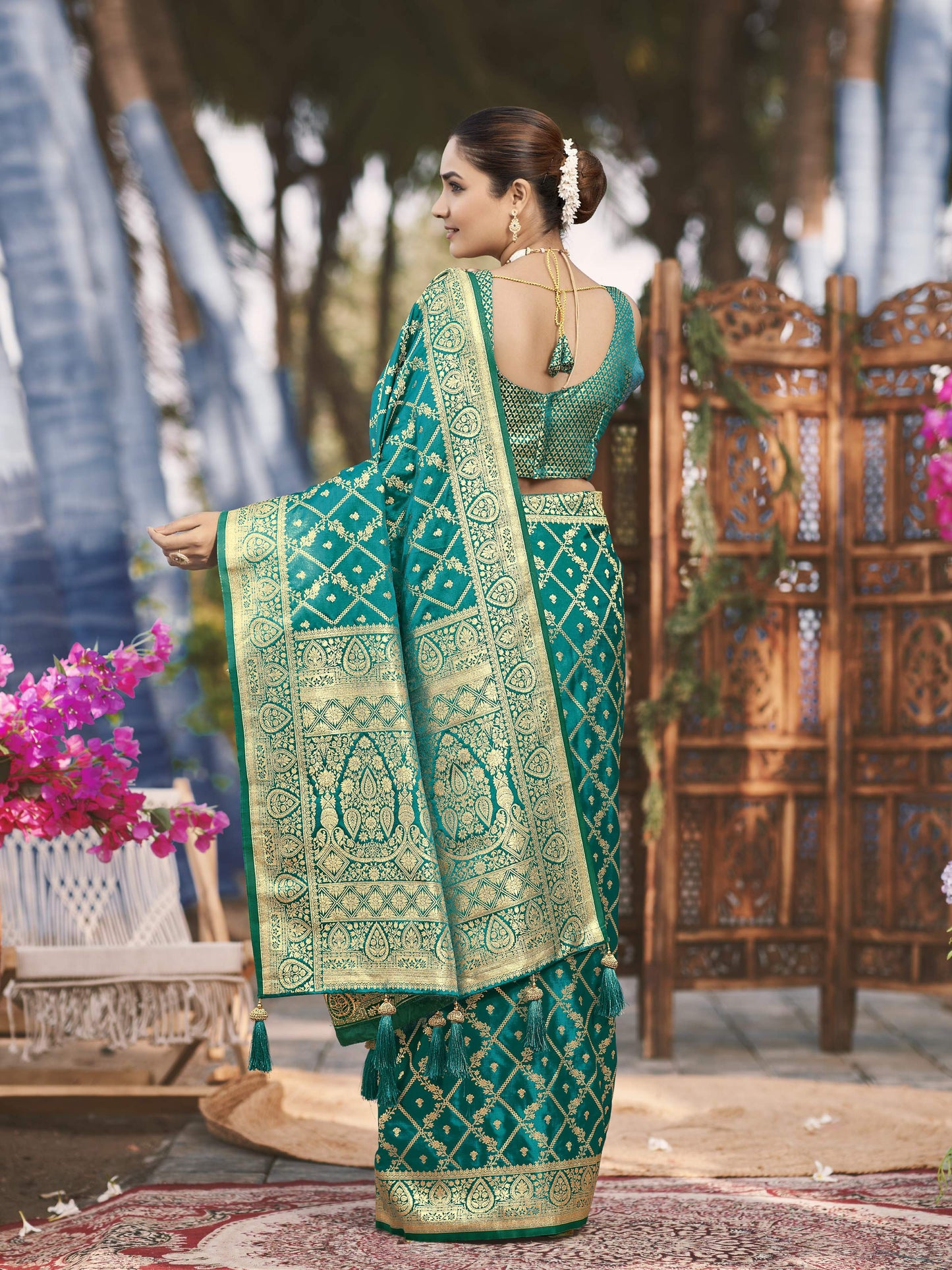 MANOHARI Banarasi Silk Blend Jacquard Work Saree - Green