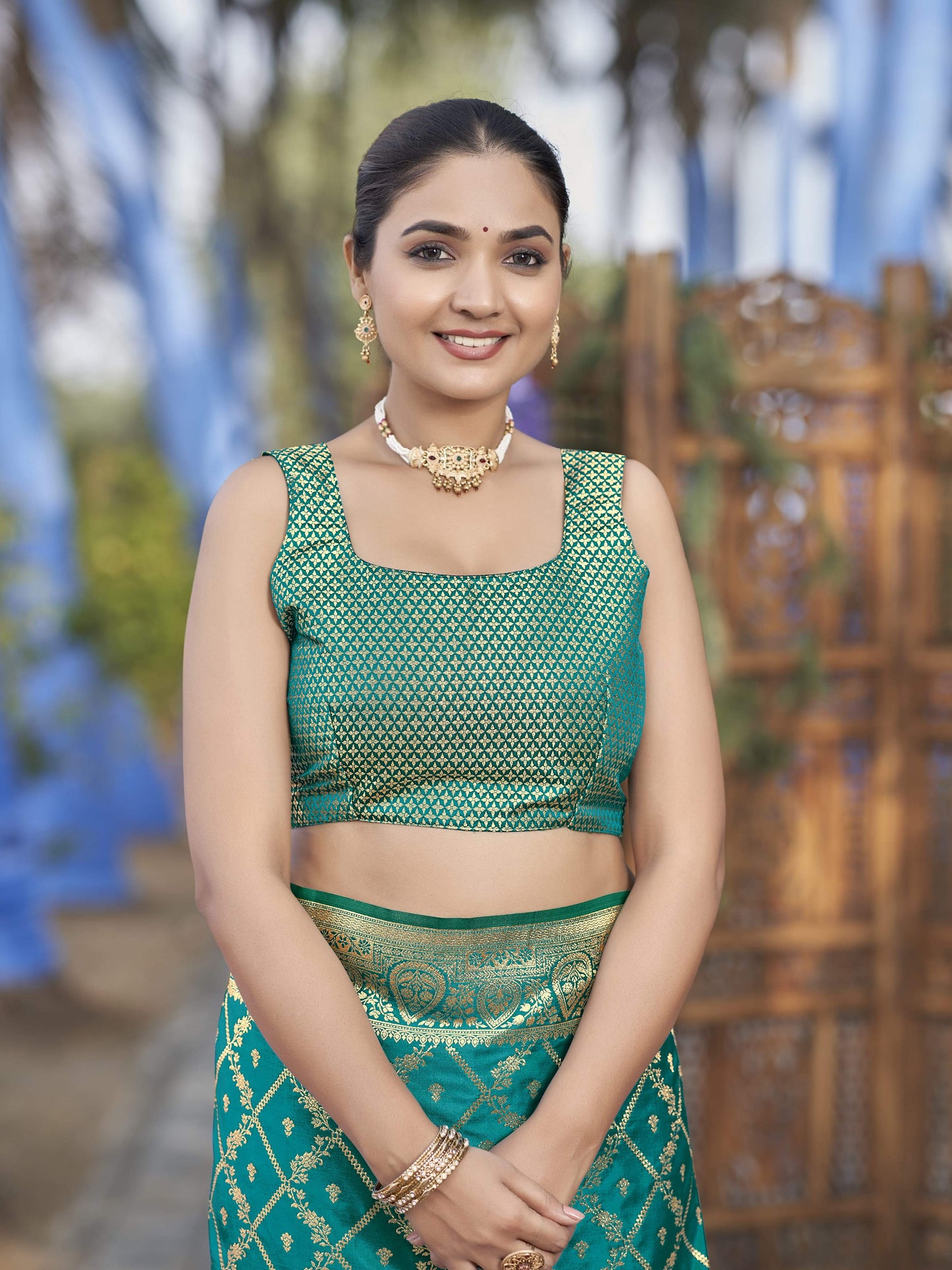 MANOHARI Banarasi Silk Blend Jacquard Work Saree - Green
