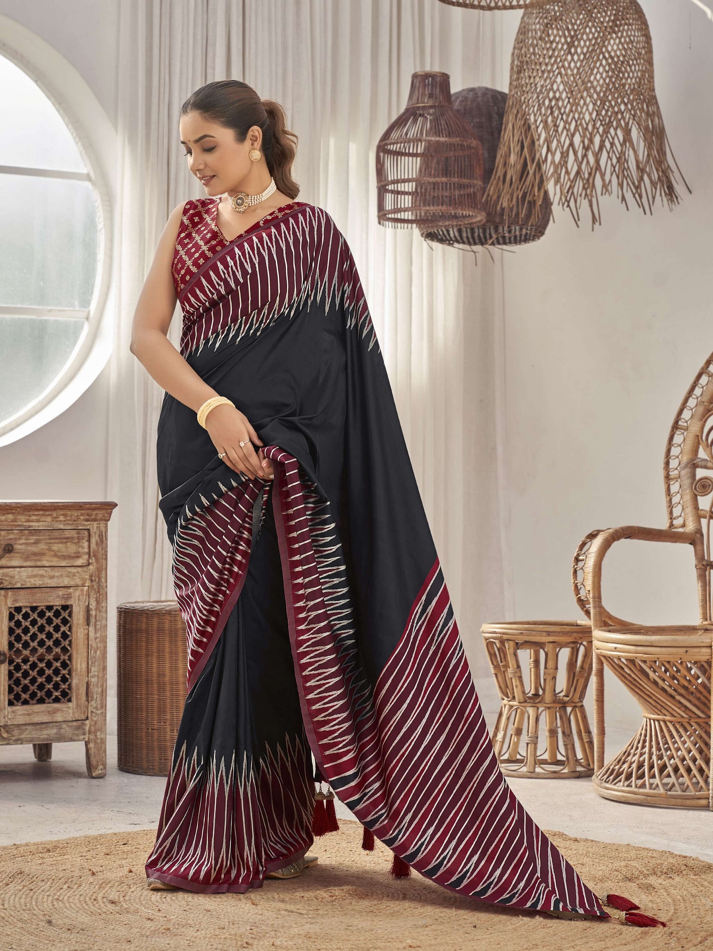 MANOHARI Banarasi Silk Blend Jacquard Work Saree - Black