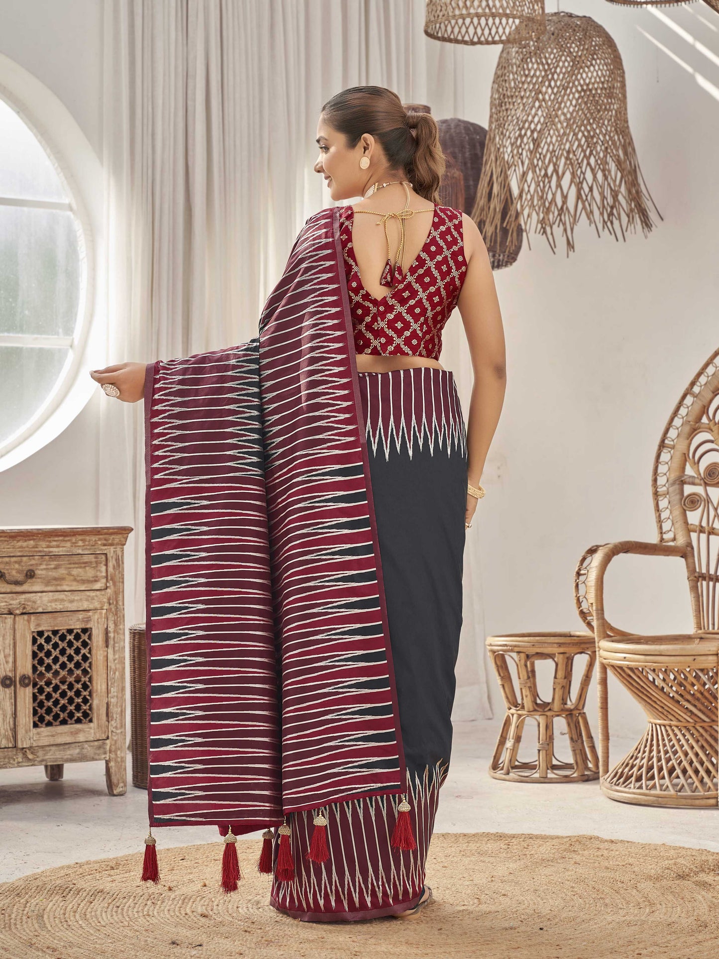 MANOHARI Banarasi Silk Blend Jacquard Work Saree - Black