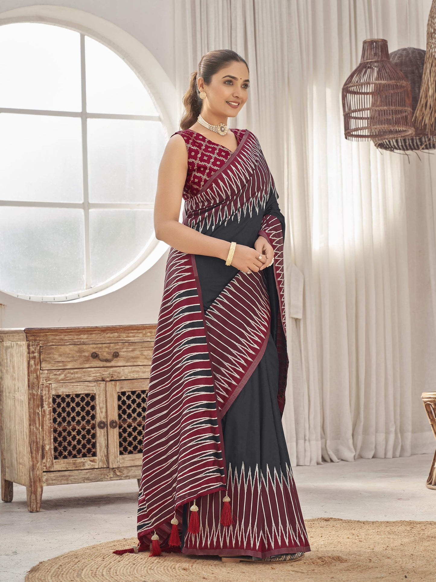 MANOHARI Banarasi Silk Blend Jacquard Work Saree - Black