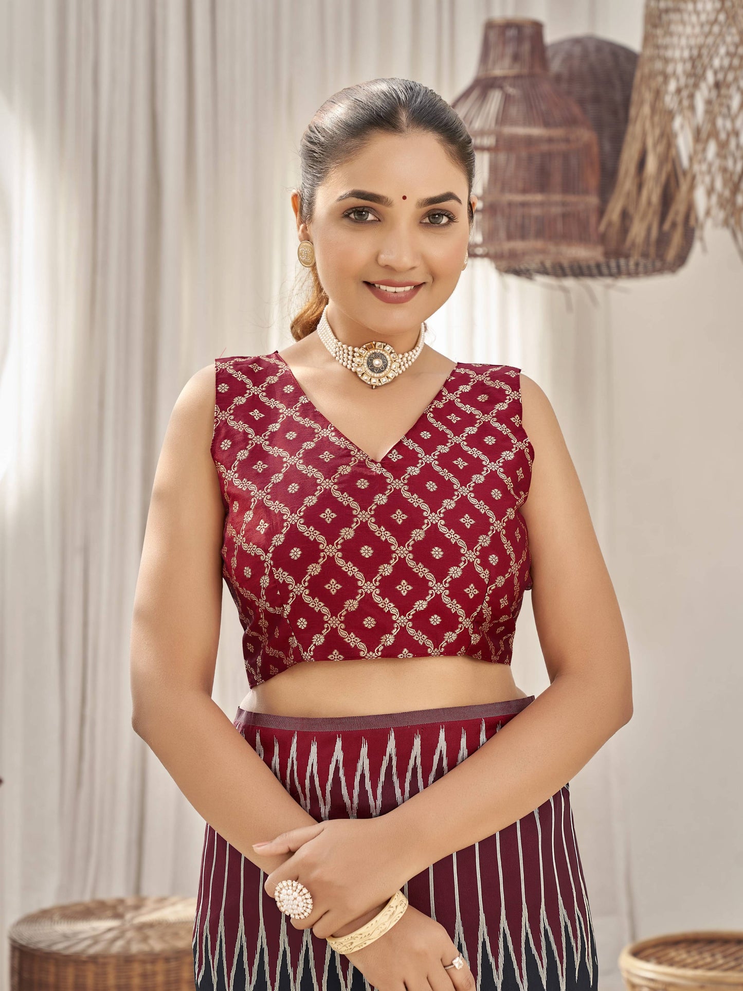 MANOHARI Banarasi Silk Blend Jacquard Work Saree - Black