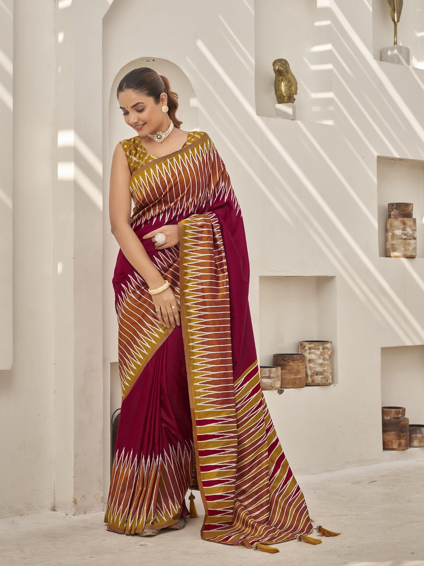MANOHARI Banarasi Silk Blend Jacquard Work Saree - Red