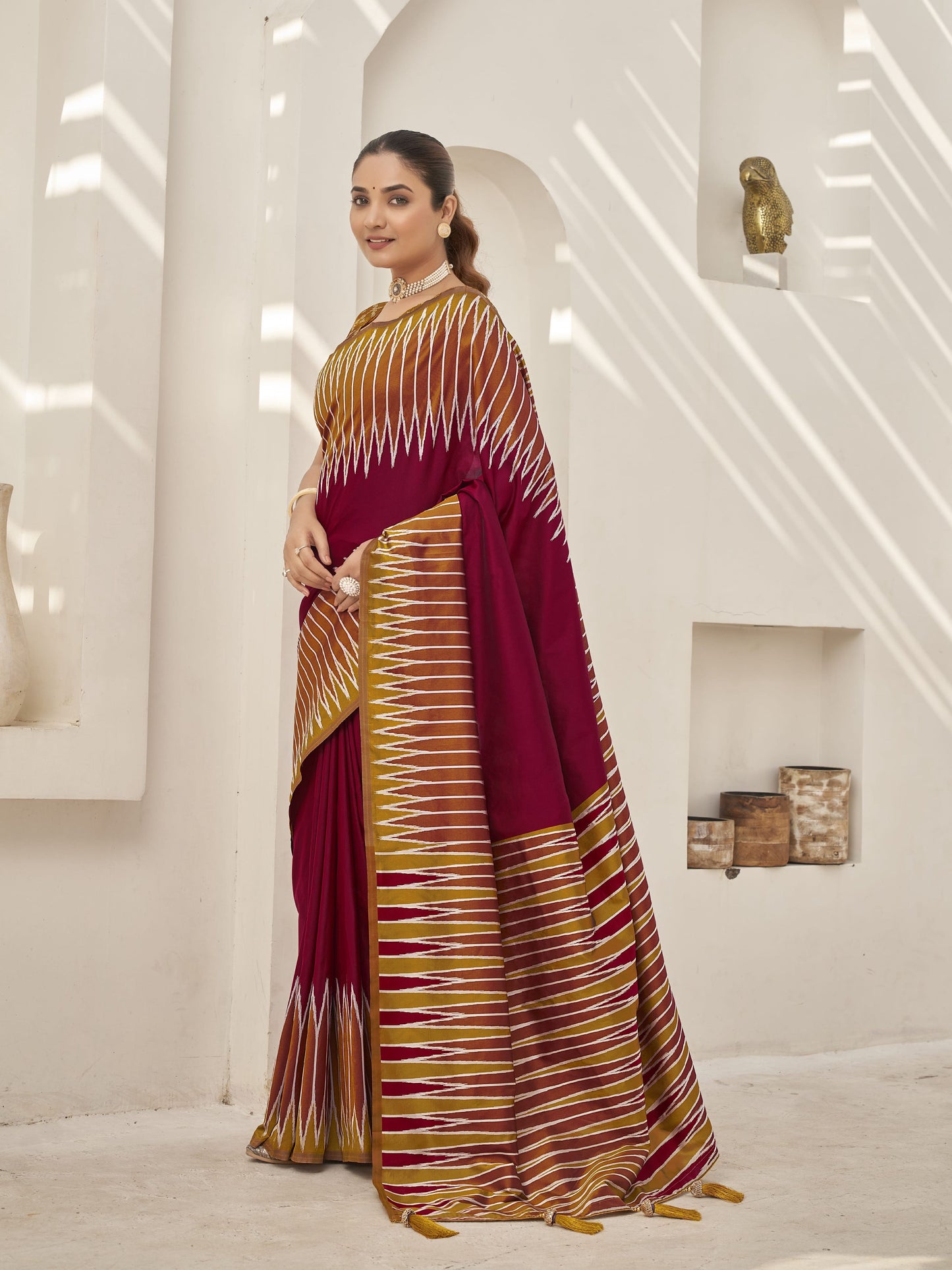 MANOHARI Banarasi Silk Blend Jacquard Work Saree - Red