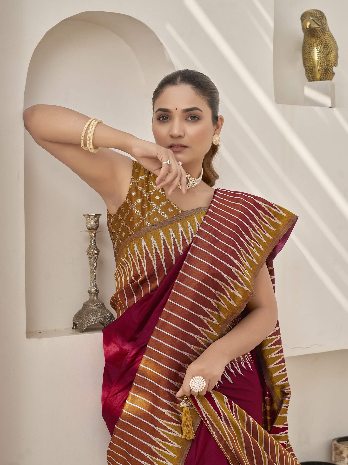 MANOHARI Banarasi Silk Blend Jacquard Work Saree - Red