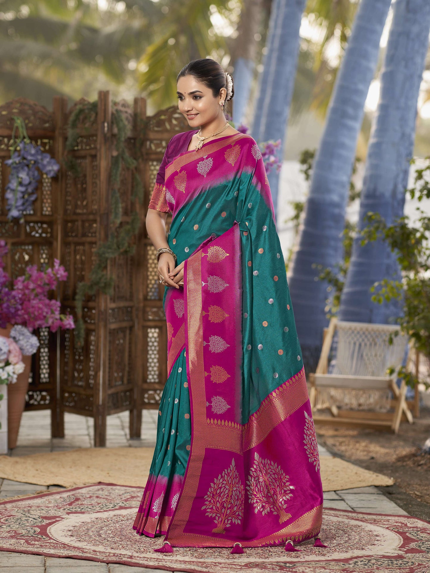 MANOHARI Banarasi Silk Blend Jacquard Work Saree - Green