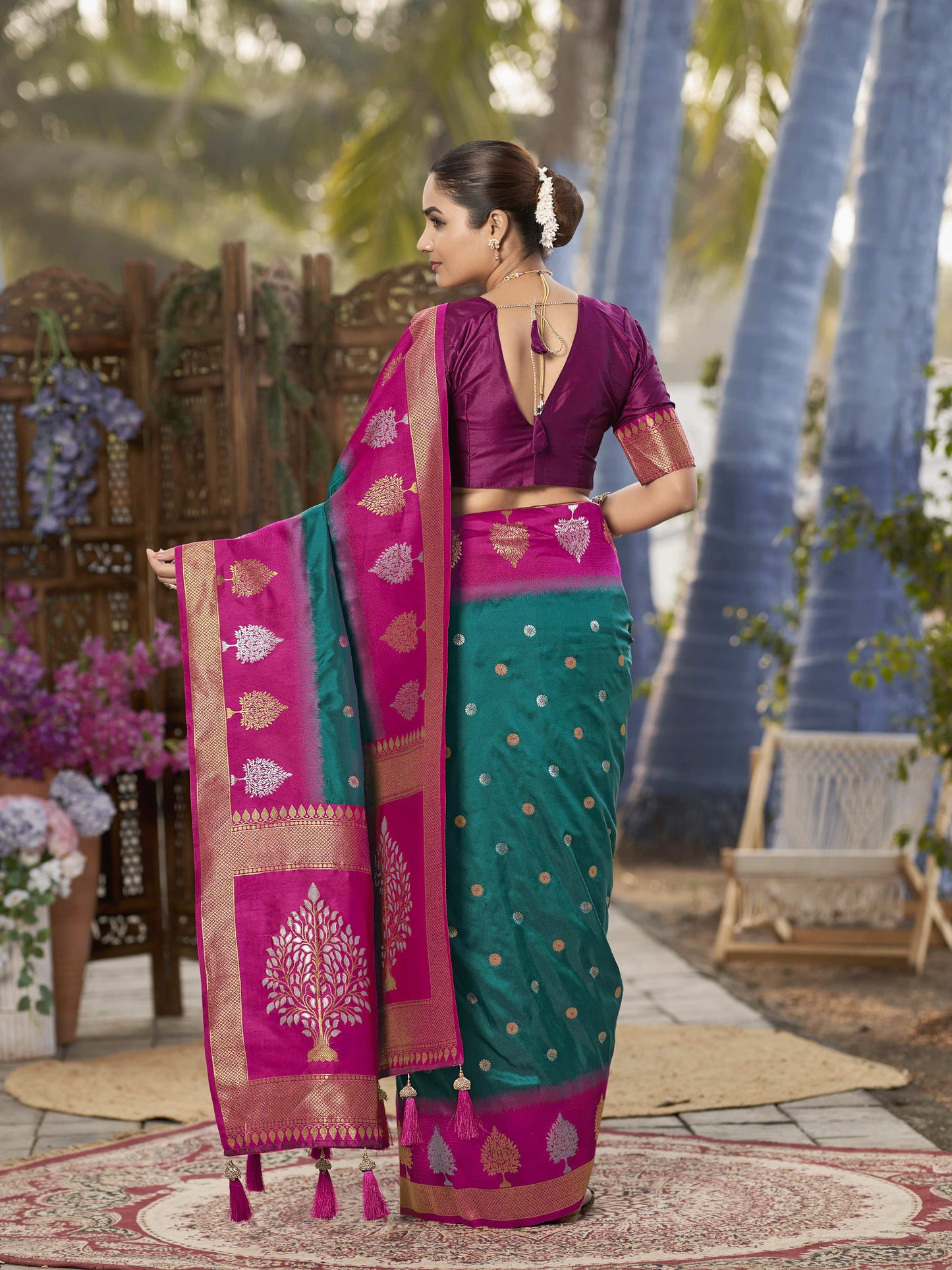 MANOHARI Banarasi Silk Blend Jacquard Work Saree - Green