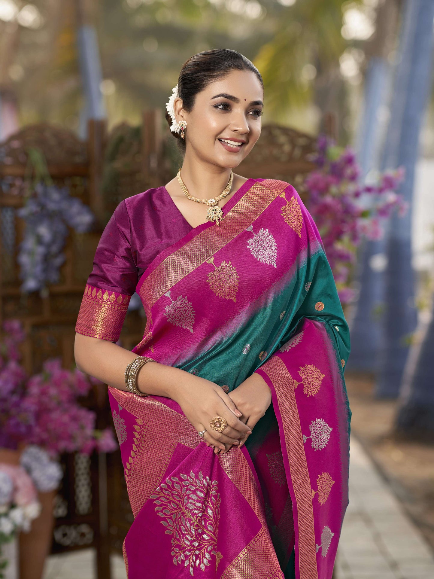MANOHARI Banarasi Silk Blend Jacquard Work Saree - Green