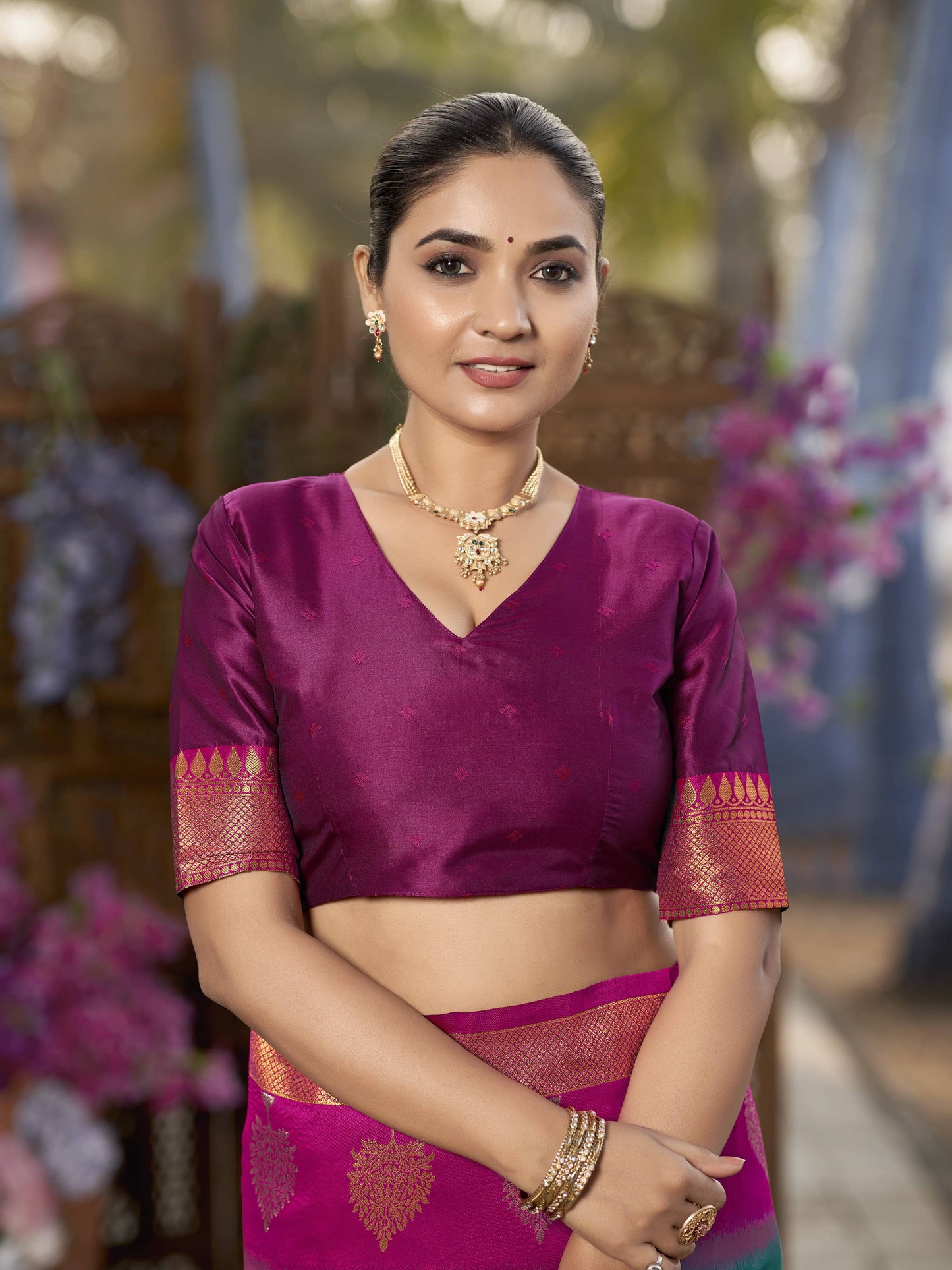 MANOHARI Banarasi Silk Blend Jacquard Work Saree - Green