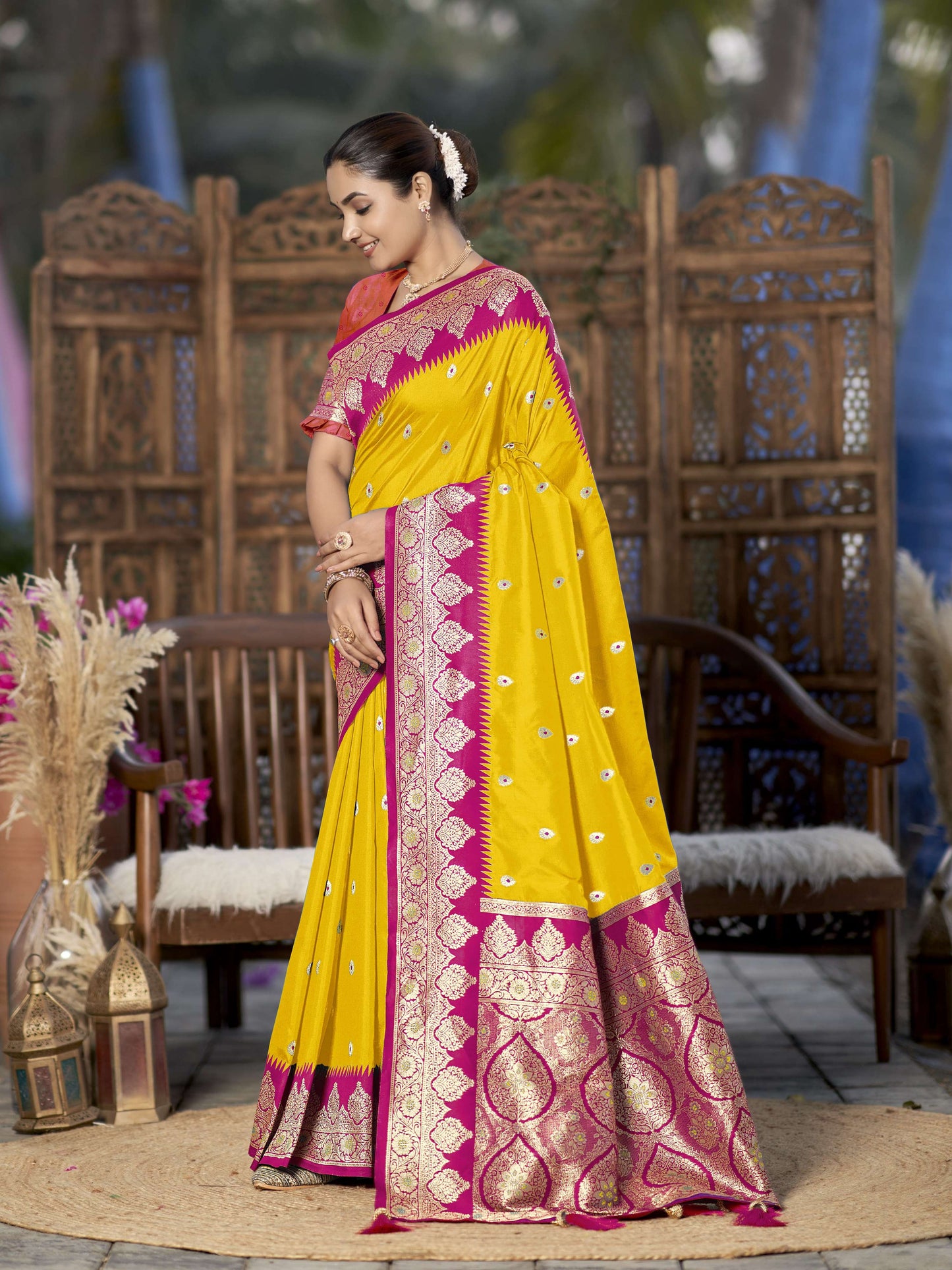 MANOHARI Banarasi Silk Blend Jacquard Work Saree - Yellow