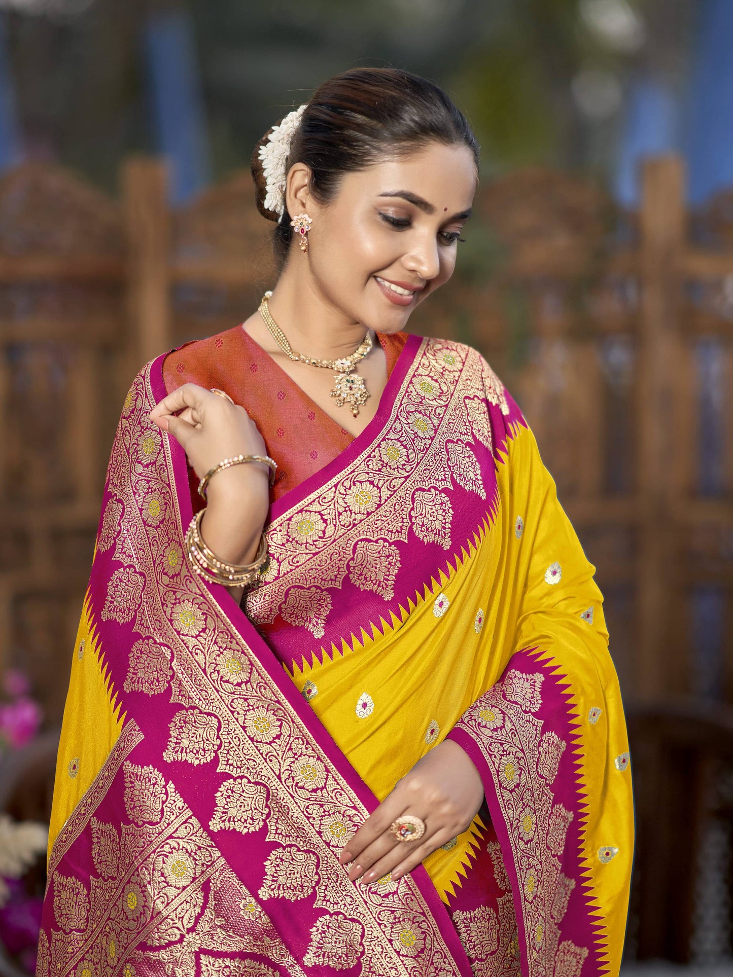 MANOHARI Banarasi Silk Blend Jacquard Work Saree - Yellow