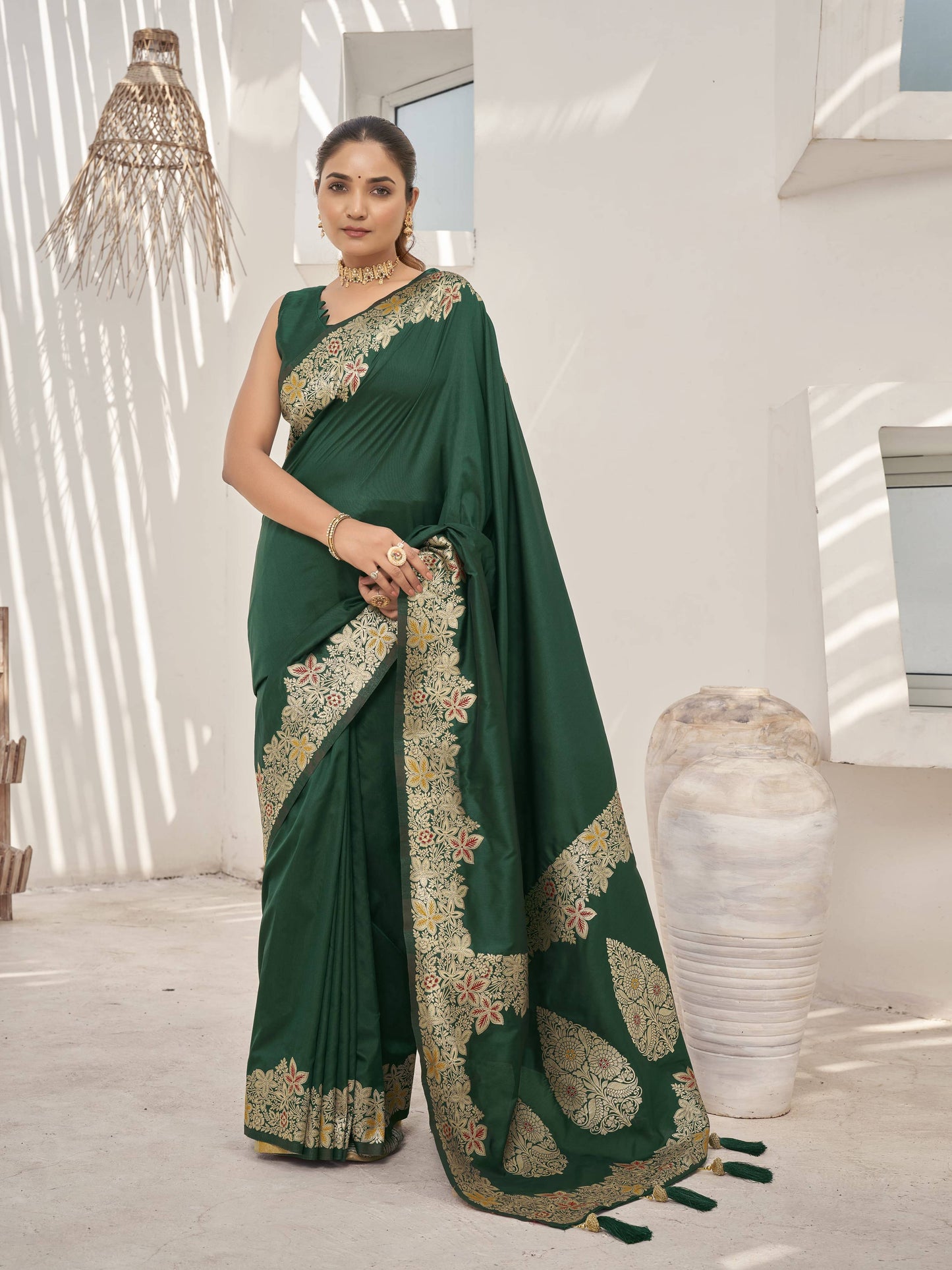 MANOHARI Banarasi Silk Blend Jacquard Work Saree - Green