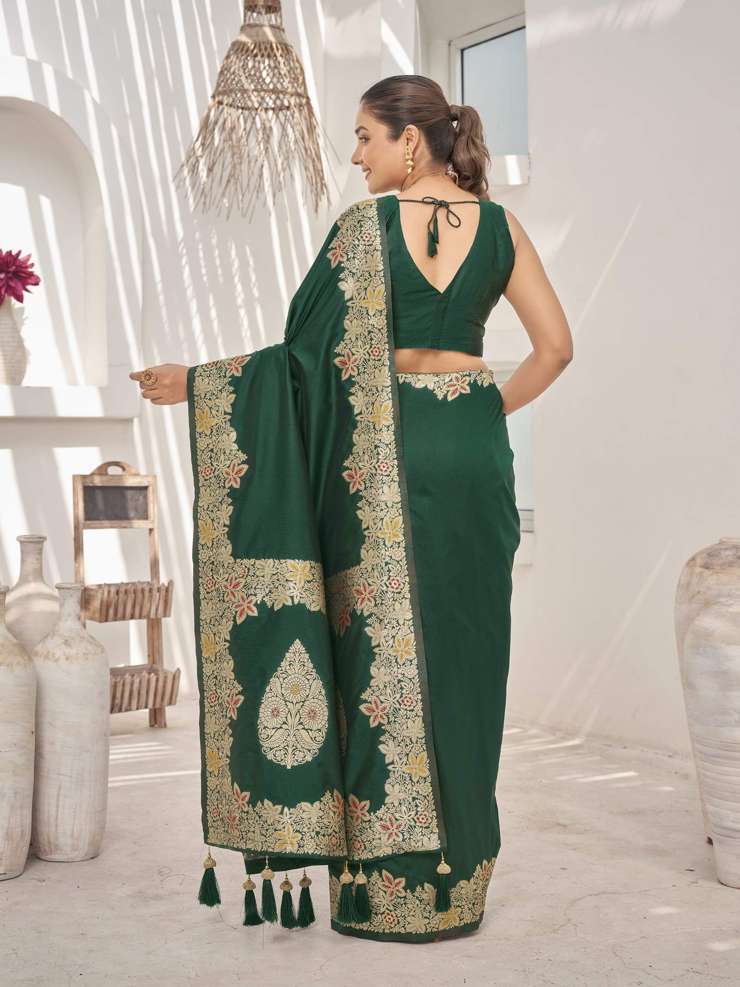 MANOHARI Banarasi Silk Blend Jacquard Work Saree - Green