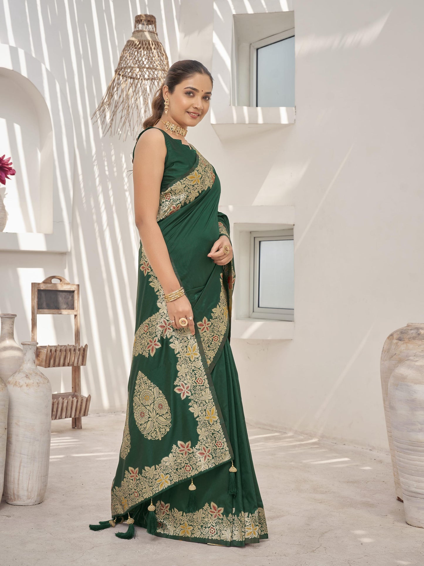 MANOHARI Banarasi Silk Blend Jacquard Work Saree - Green