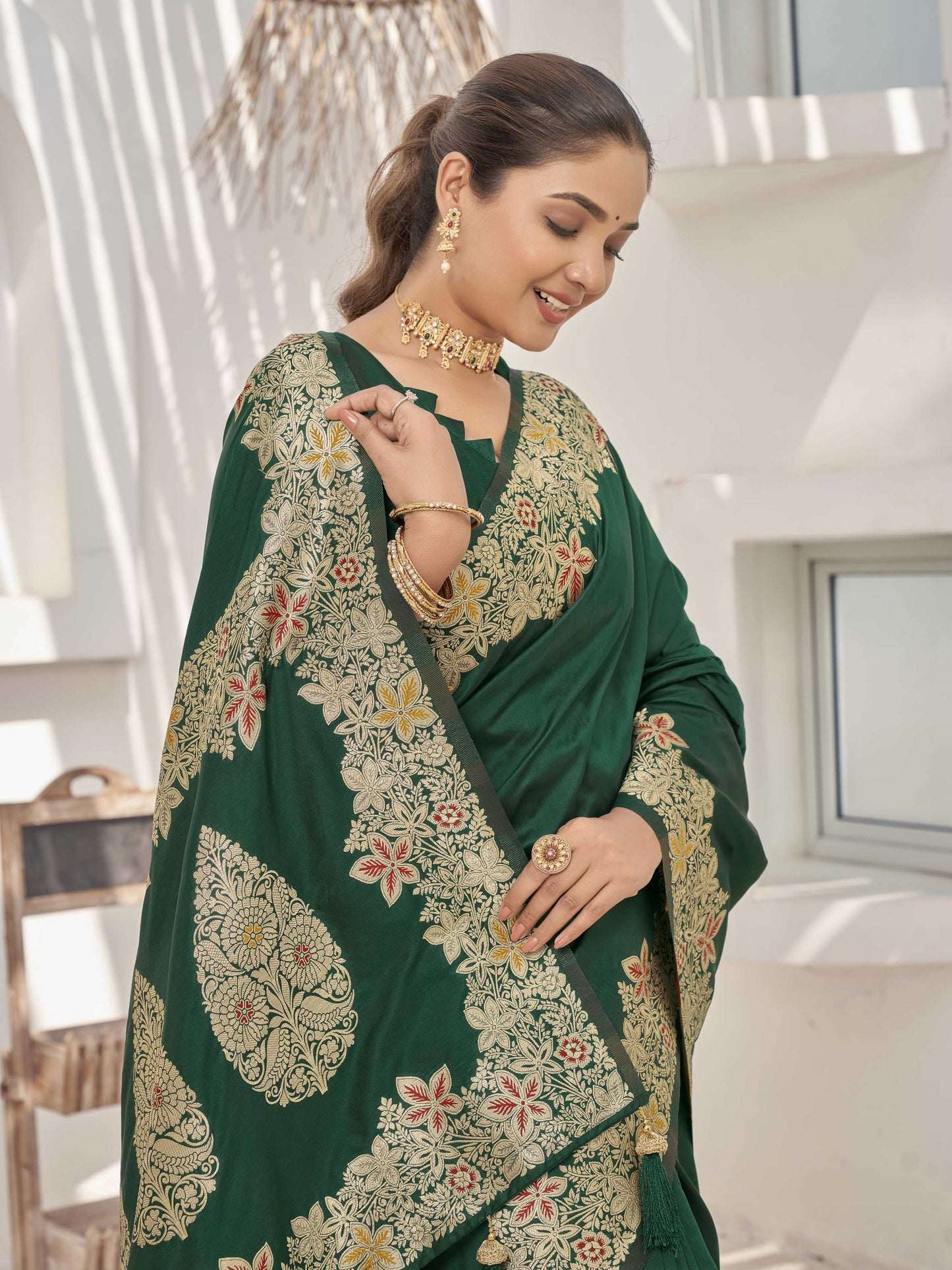 MANOHARI Banarasi Silk Blend Jacquard Work Saree - Green