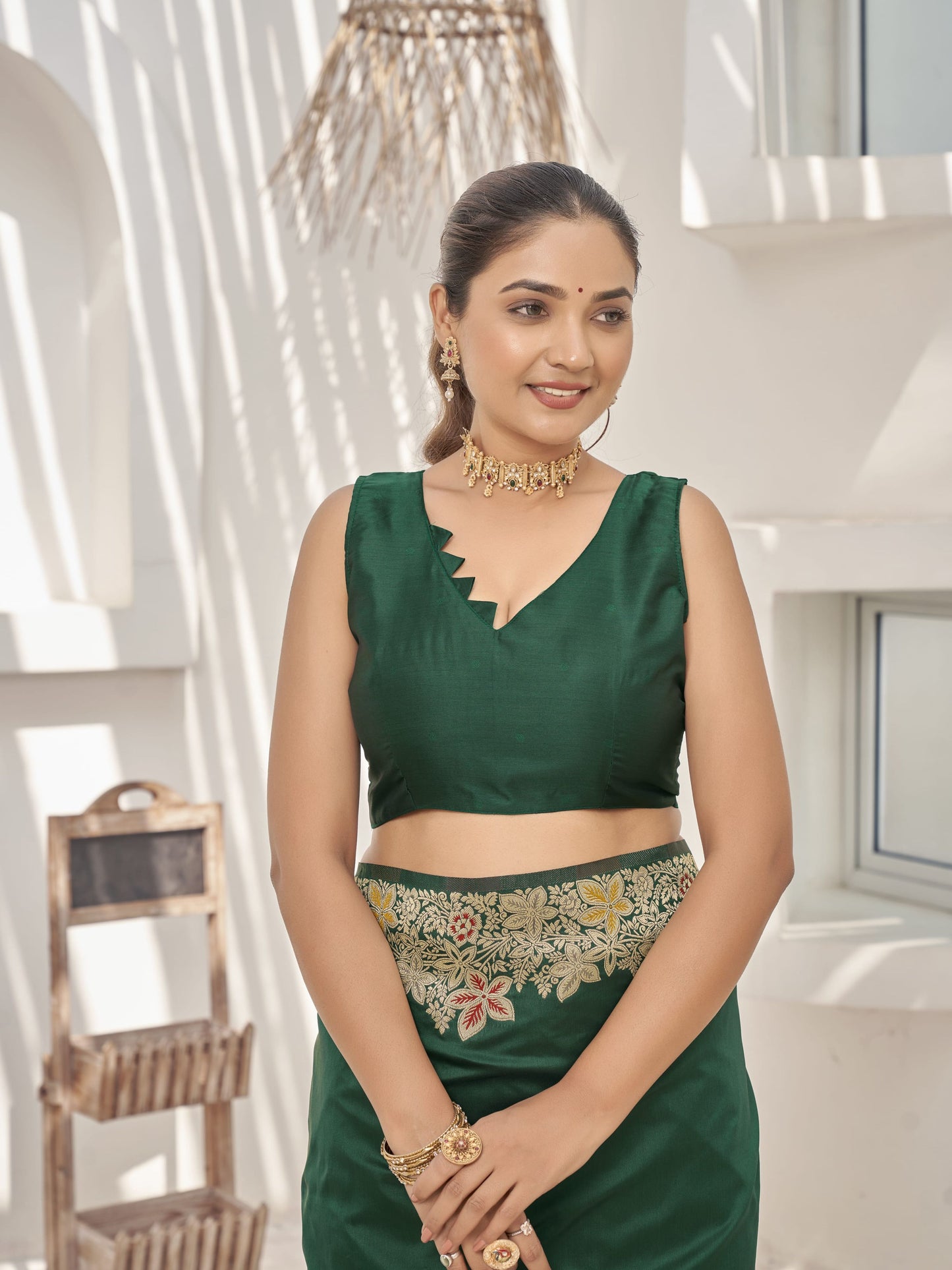 MANOHARI Banarasi Silk Blend Jacquard Work Saree - Green
