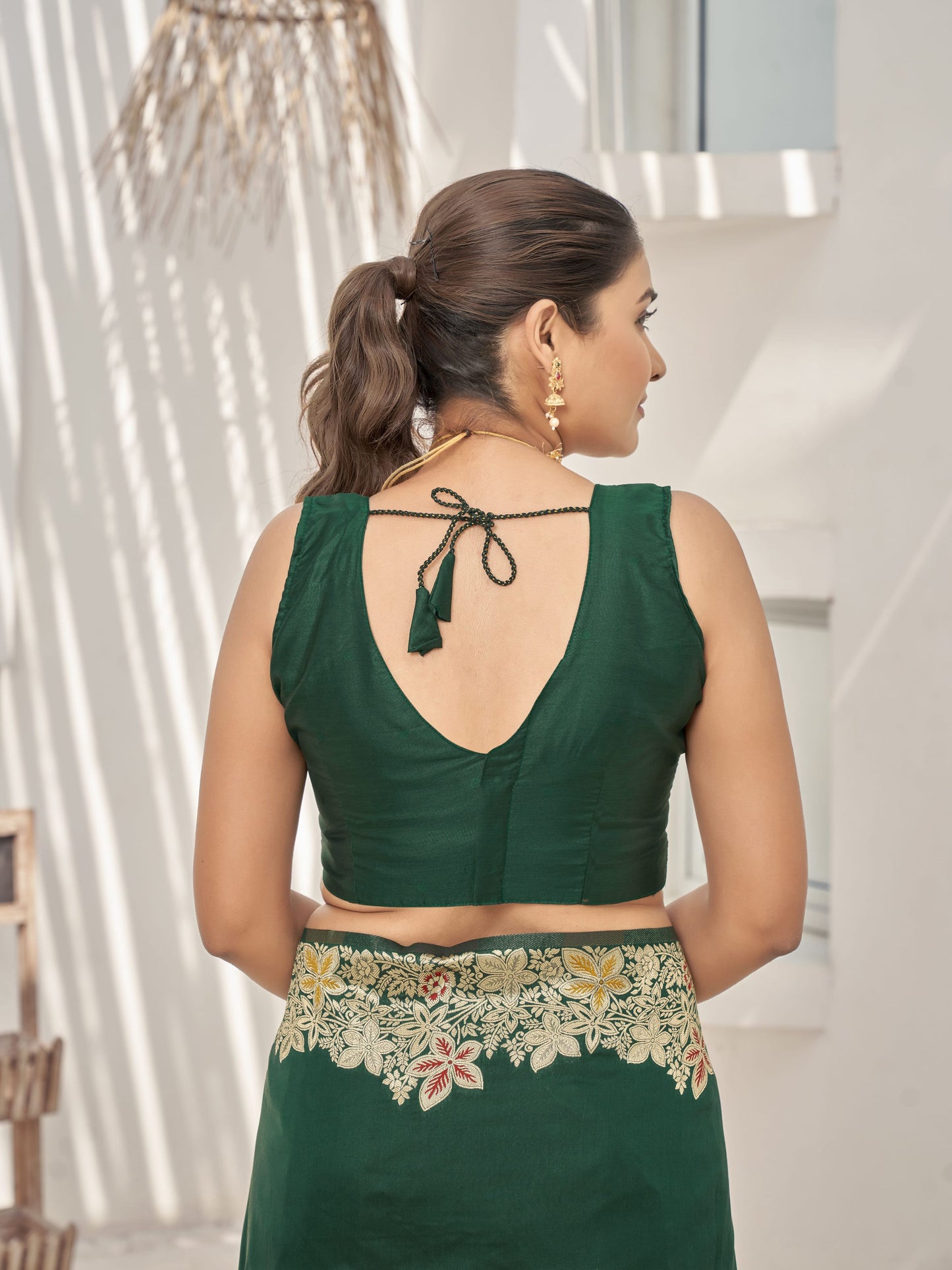 MANOHARI Banarasi Silk Blend Jacquard Work Saree - Green