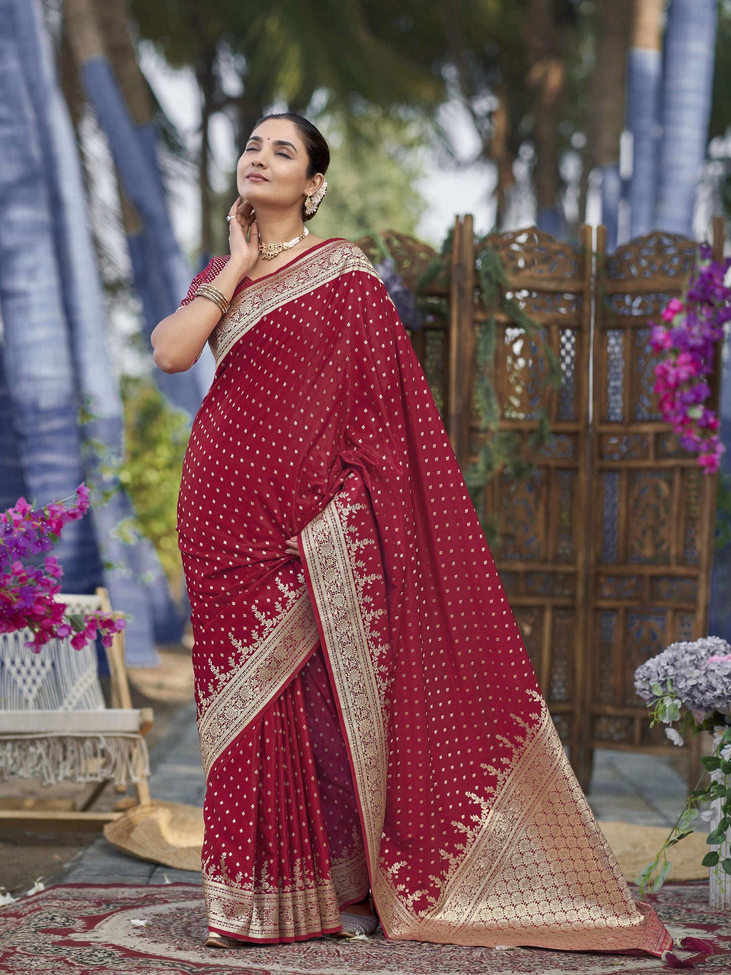 MANOHARI Banarasi Silk Blend Jacquard Work Saree - Red