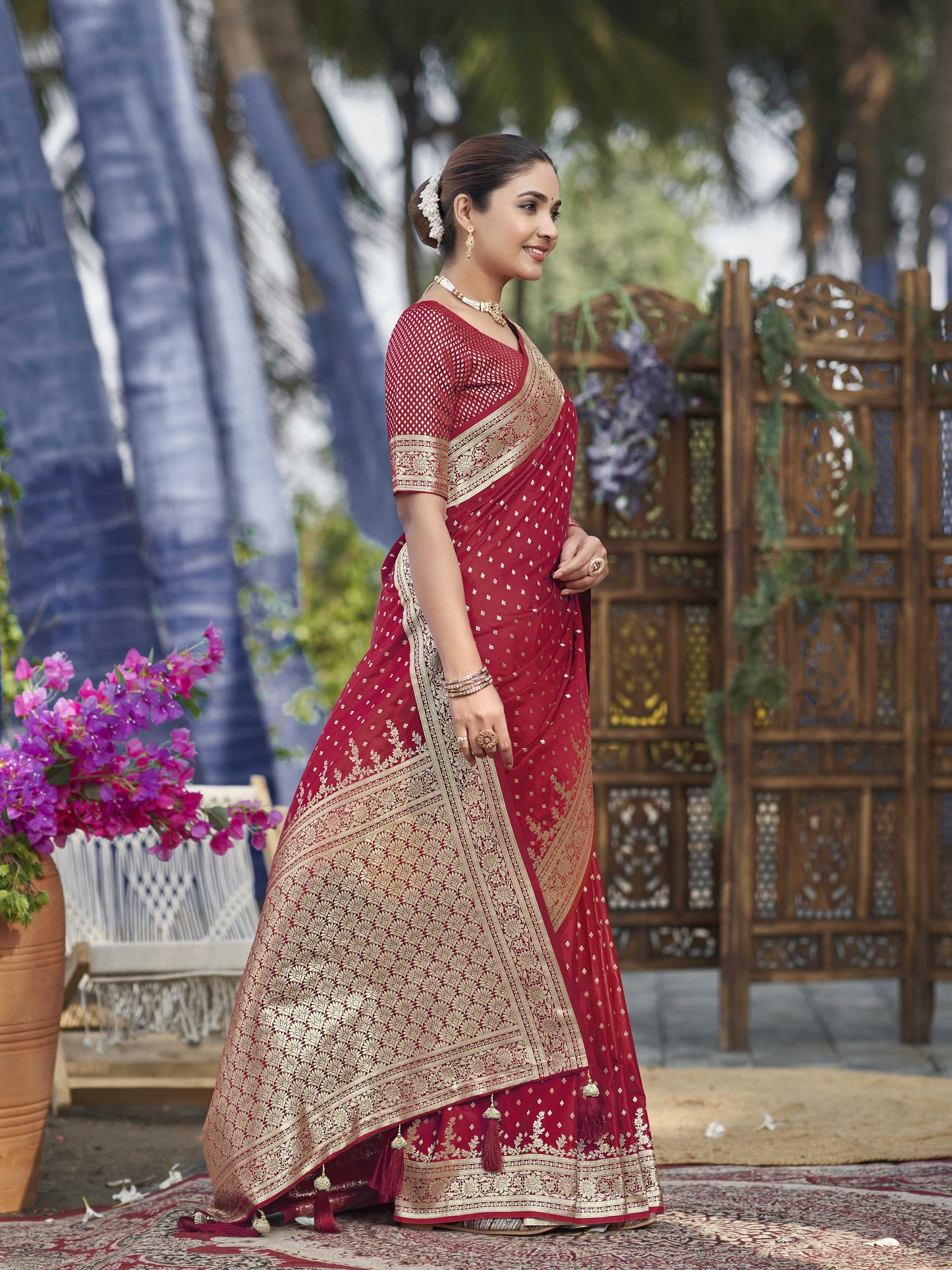MANOHARI Banarasi Silk Blend Jacquard Work Saree - Red