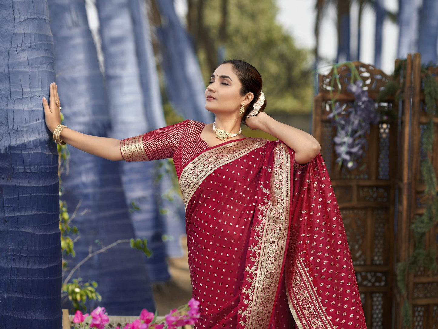 MANOHARI Banarasi Silk Blend Jacquard Work Saree - Red