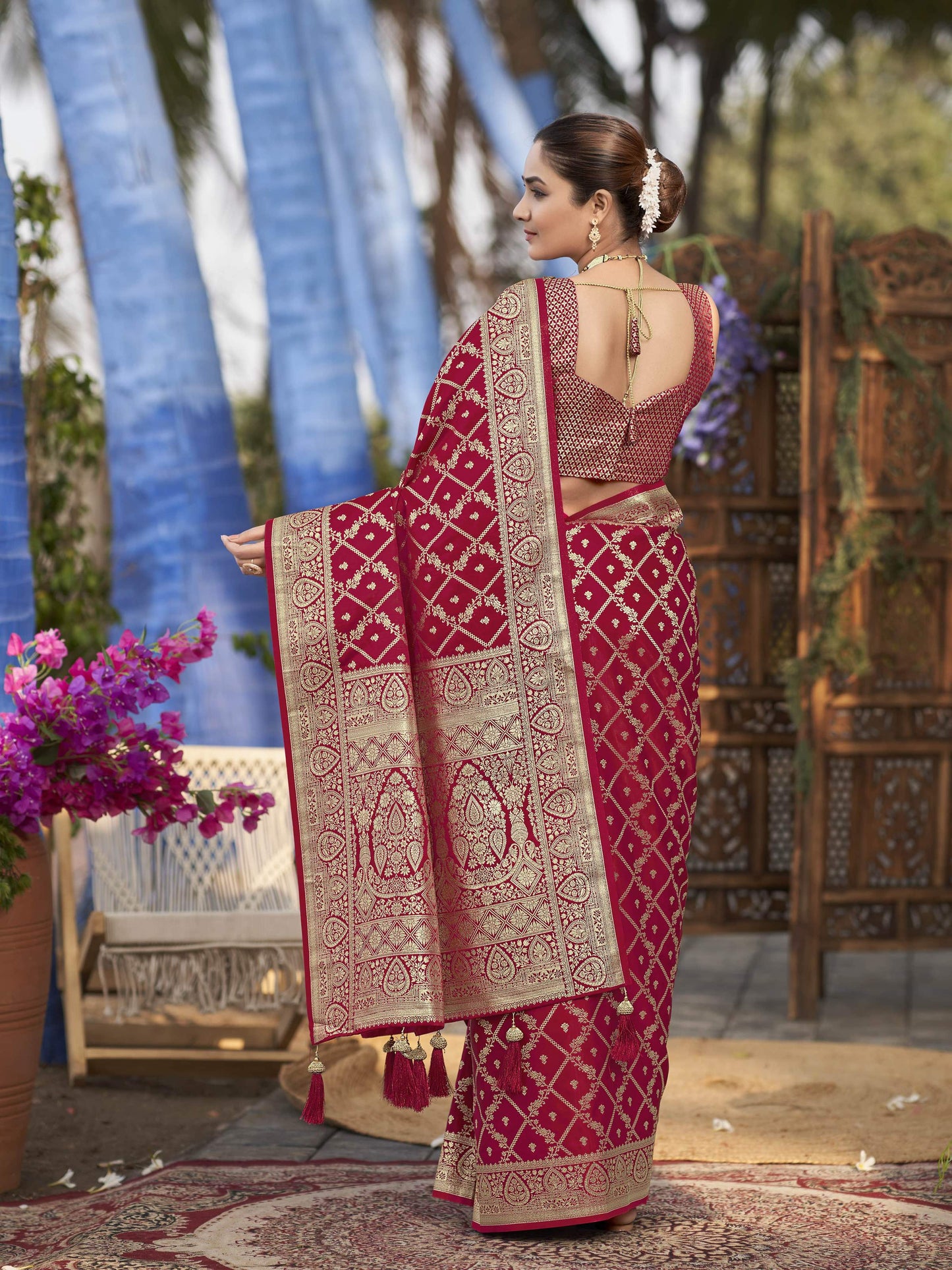 MANOHARI Banarasi Silk Blend Jacquard Work Saree - Red