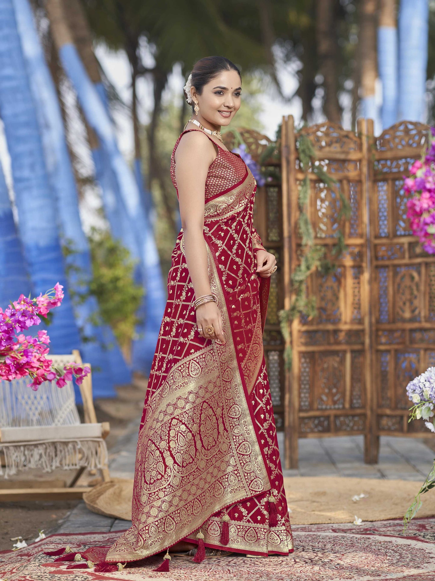 MANOHARI Banarasi Silk Blend Jacquard Work Saree - Red