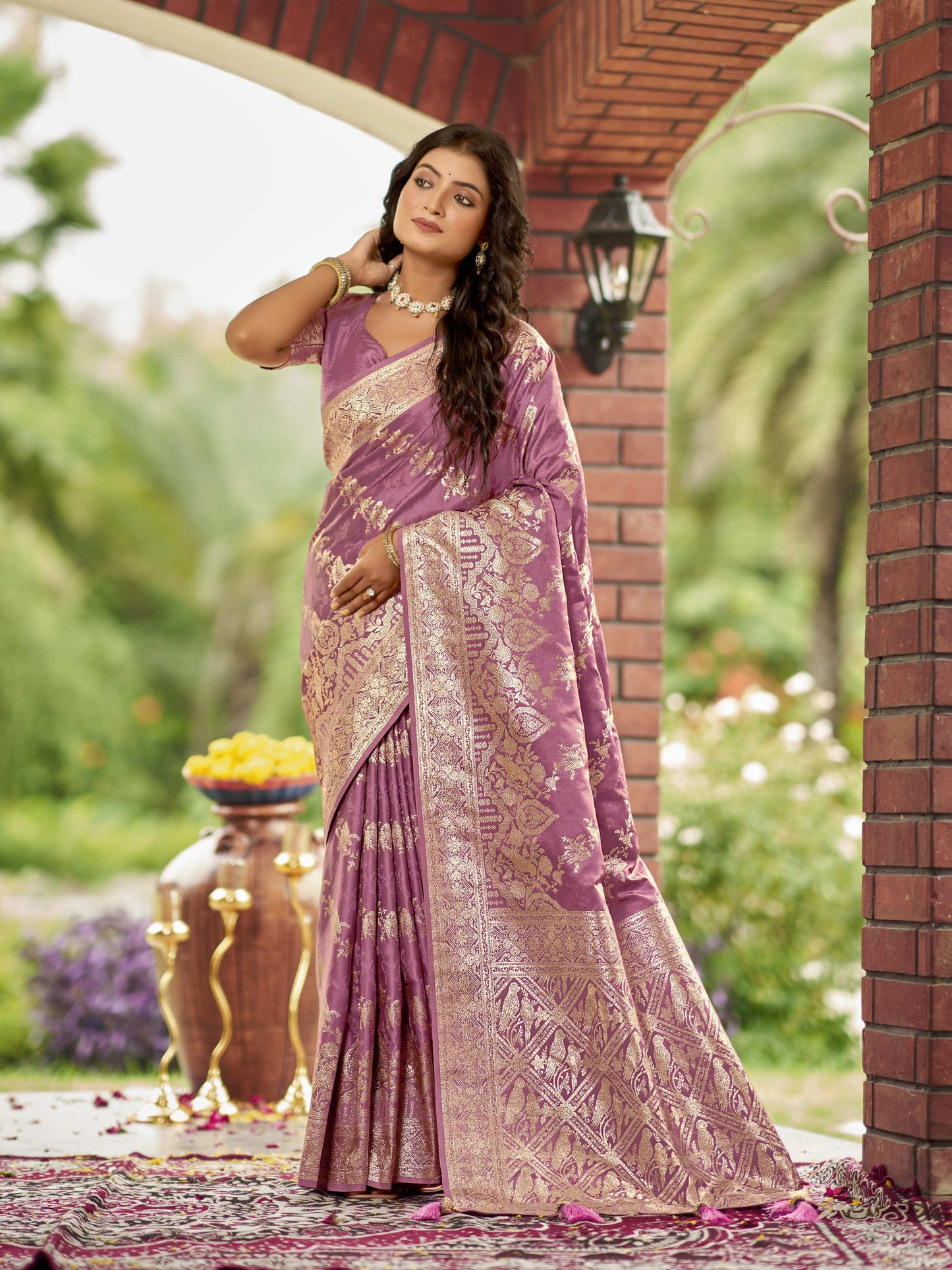 MANOHARI Banarasi Silk Blend Jacquard Work Saree - Pink