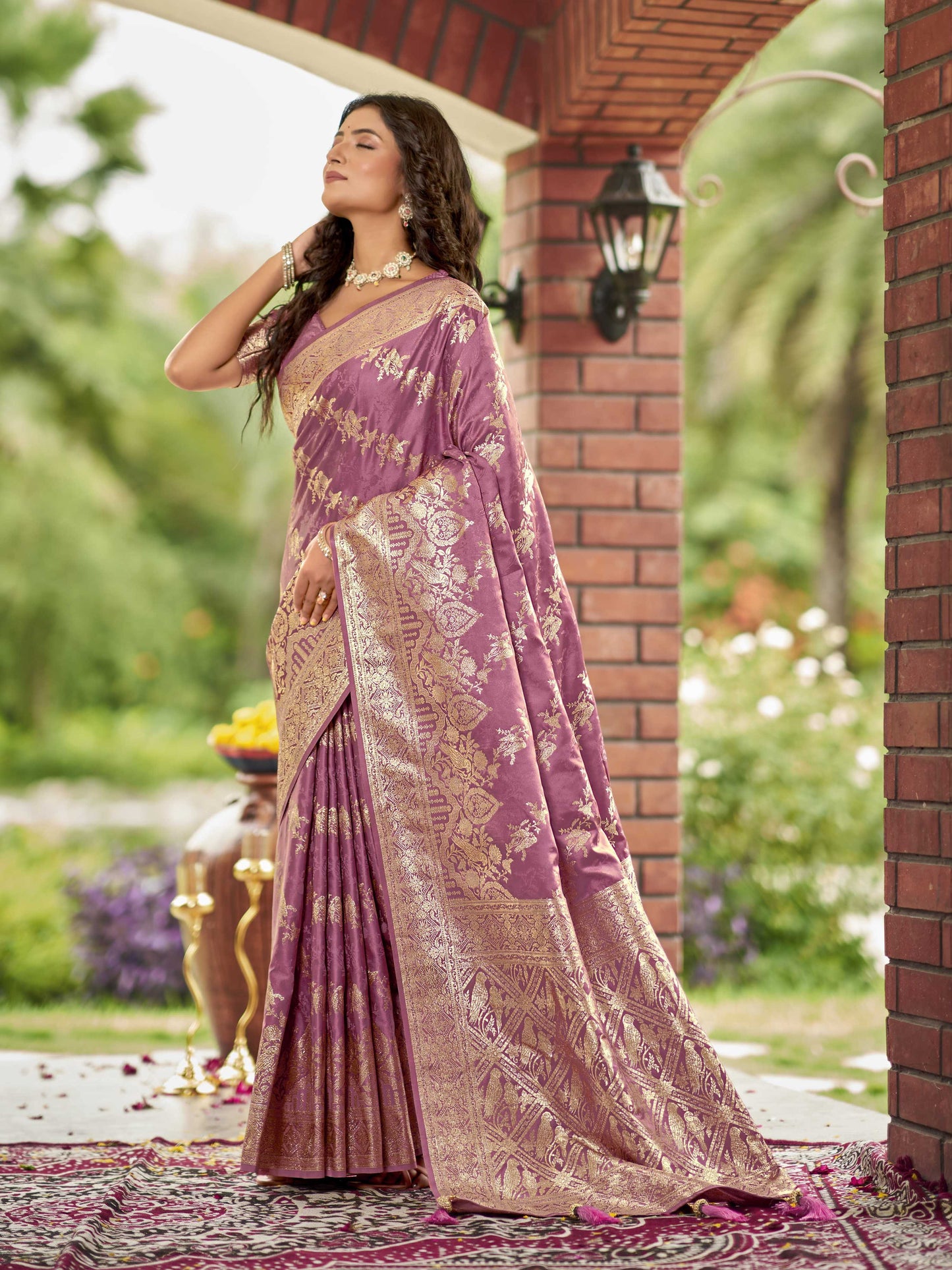 MANOHARI Banarasi Silk Blend Jacquard Work Saree - Pink