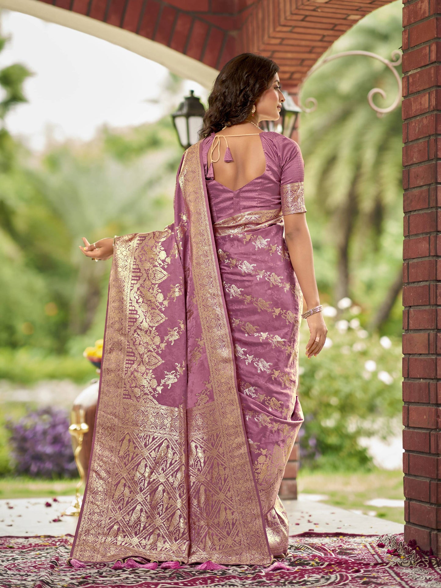 MANOHARI Banarasi Silk Blend Jacquard Work Saree - Pink