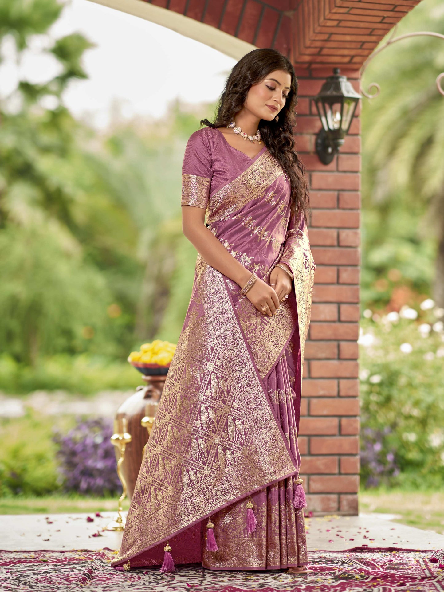 MANOHARI Banarasi Silk Blend Jacquard Work Saree - Pink