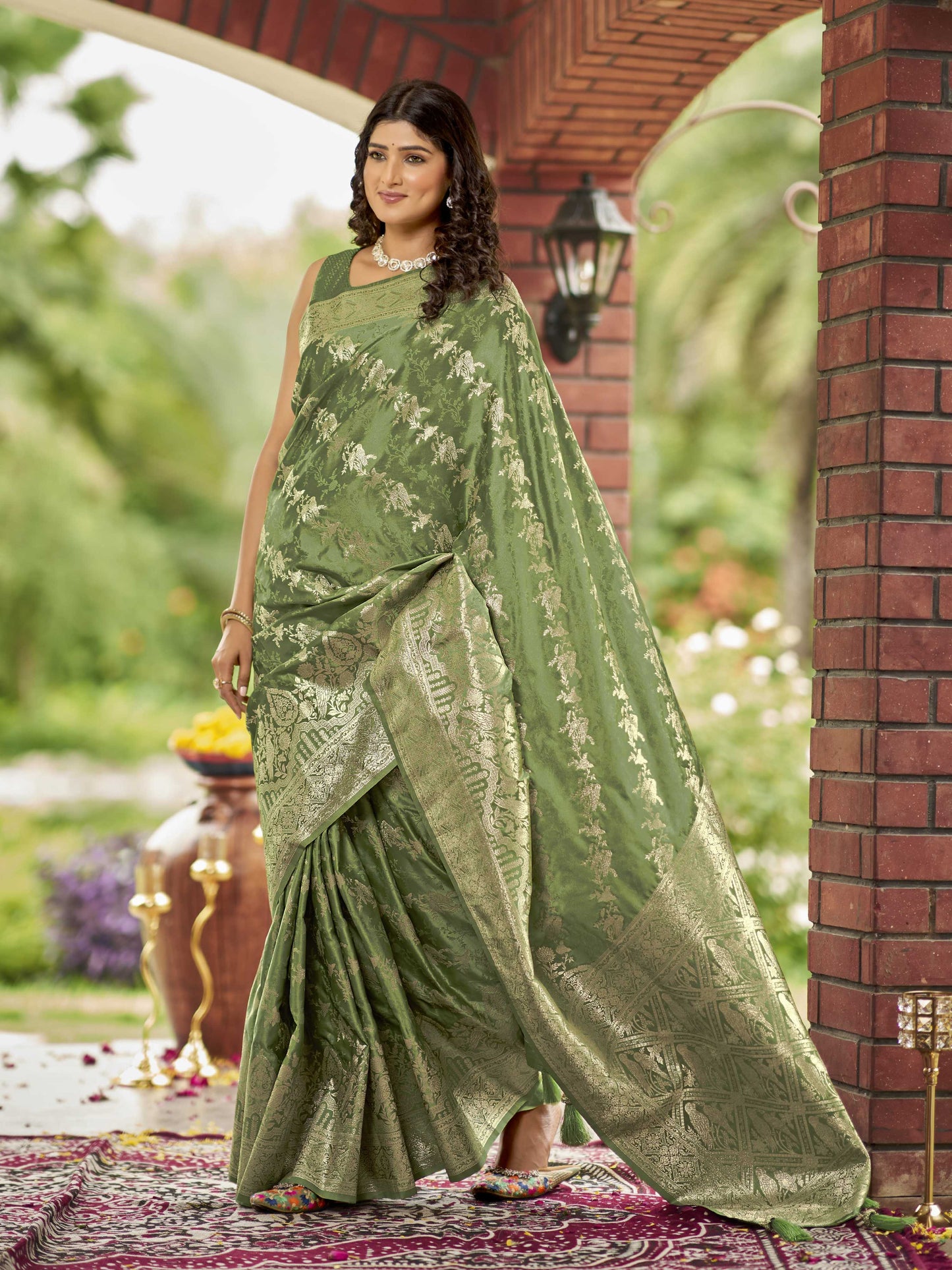 MANOHARI Banarasi Silk Blend Jacquard Work Saree - Green