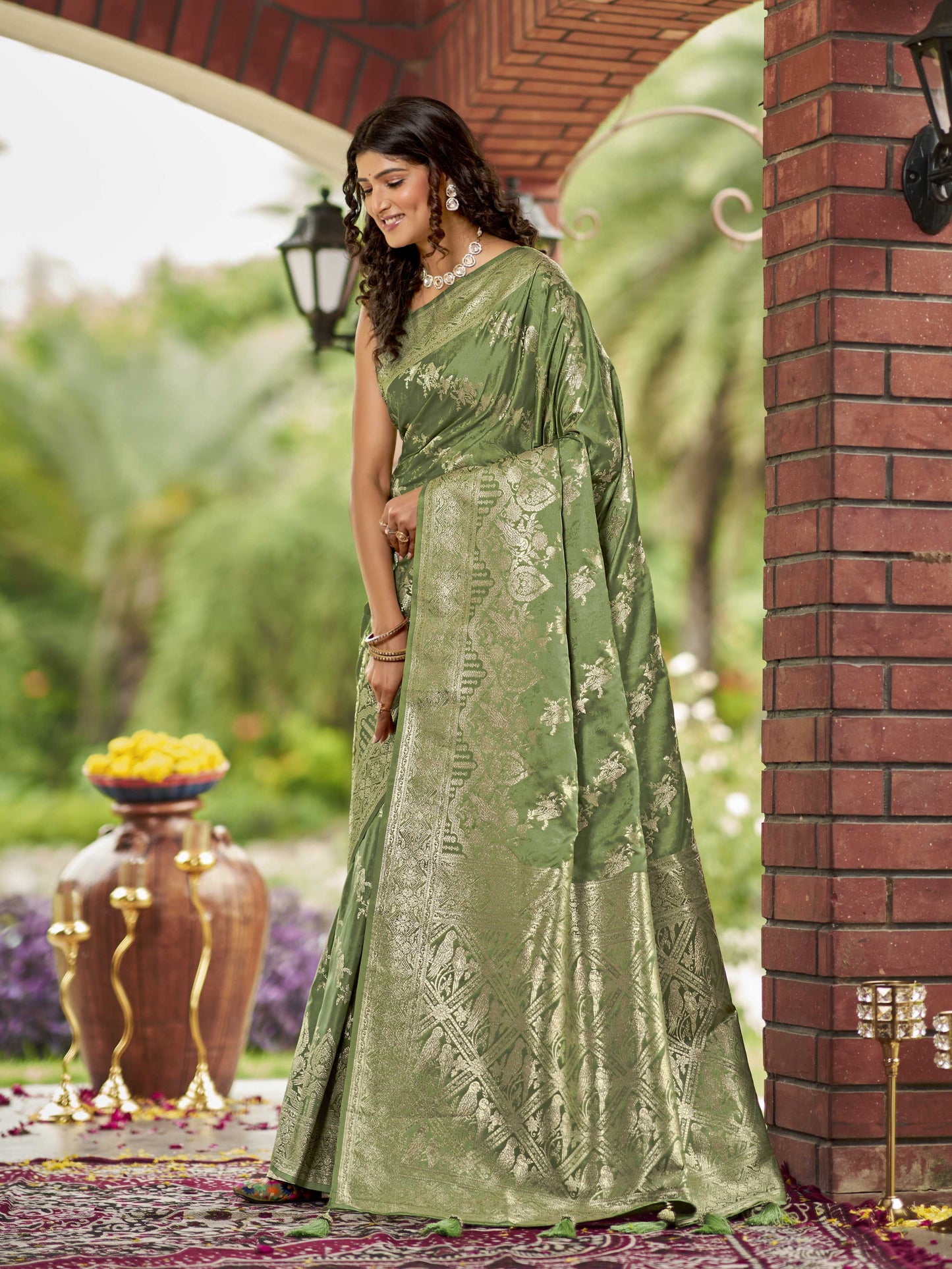 MANOHARI Banarasi Silk Blend Jacquard Work Saree - Green