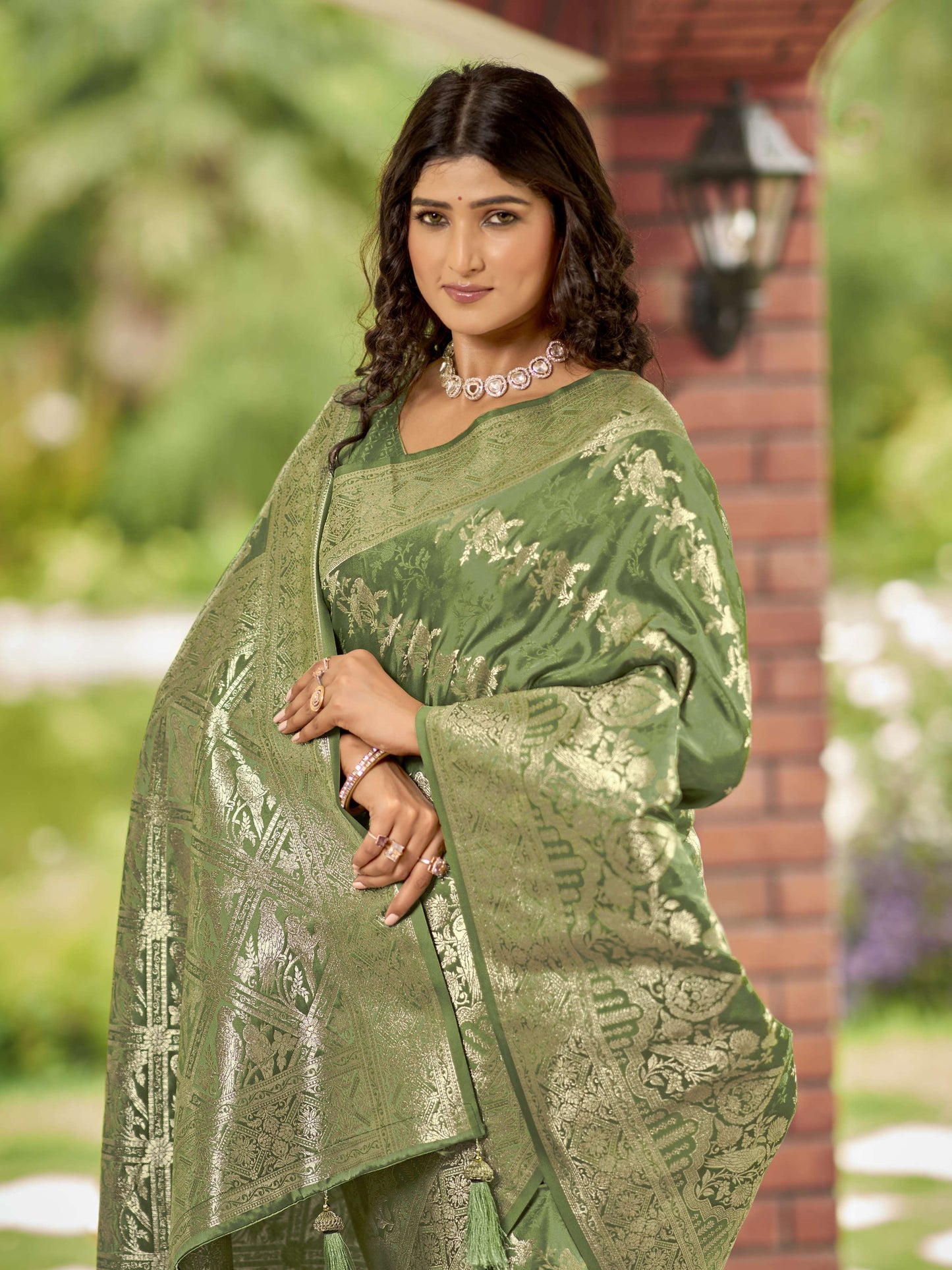 MANOHARI Banarasi Silk Blend Jacquard Work Saree - Green